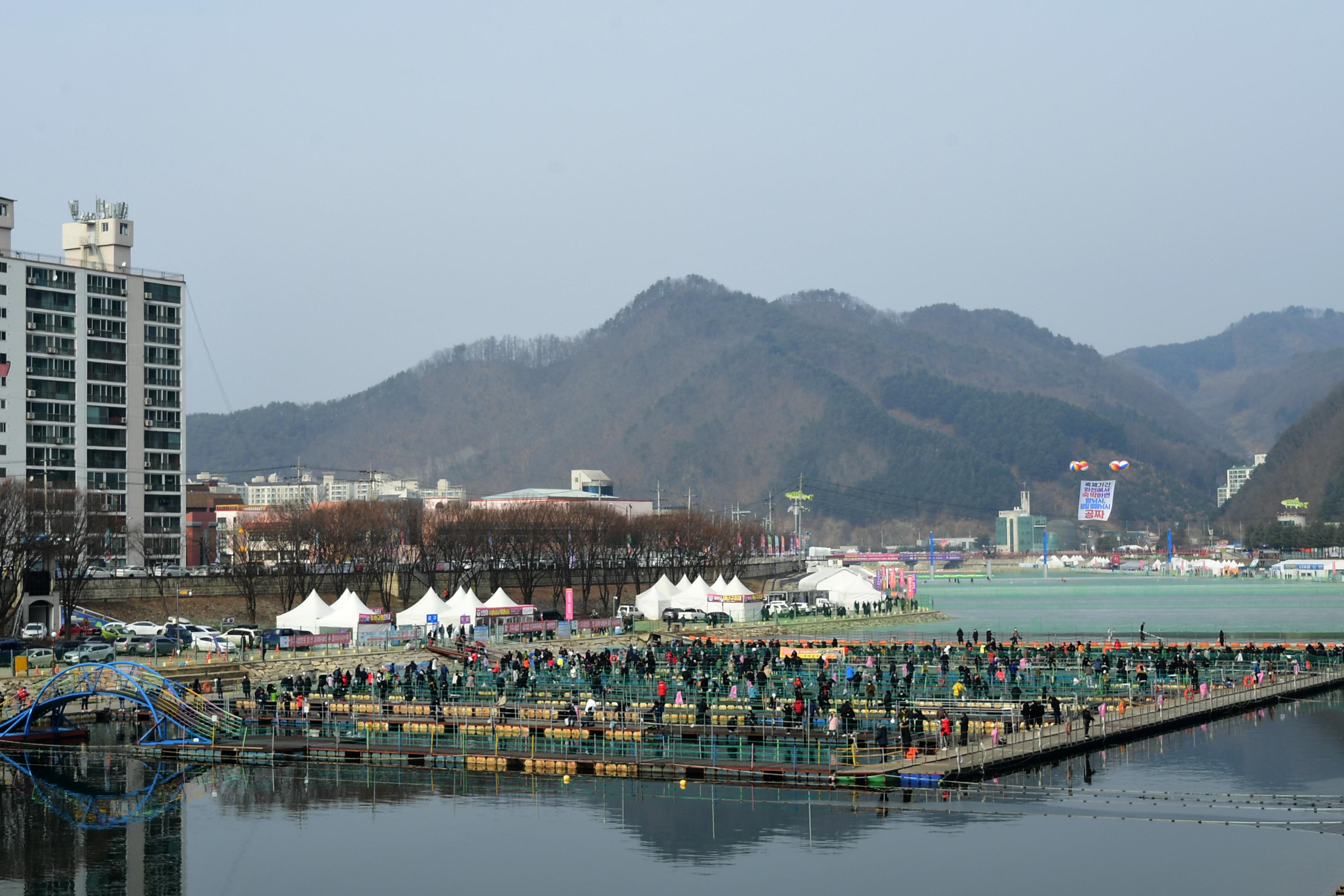 2020 화천산천어축제 산천어 수상낚시터 전경 의 사진