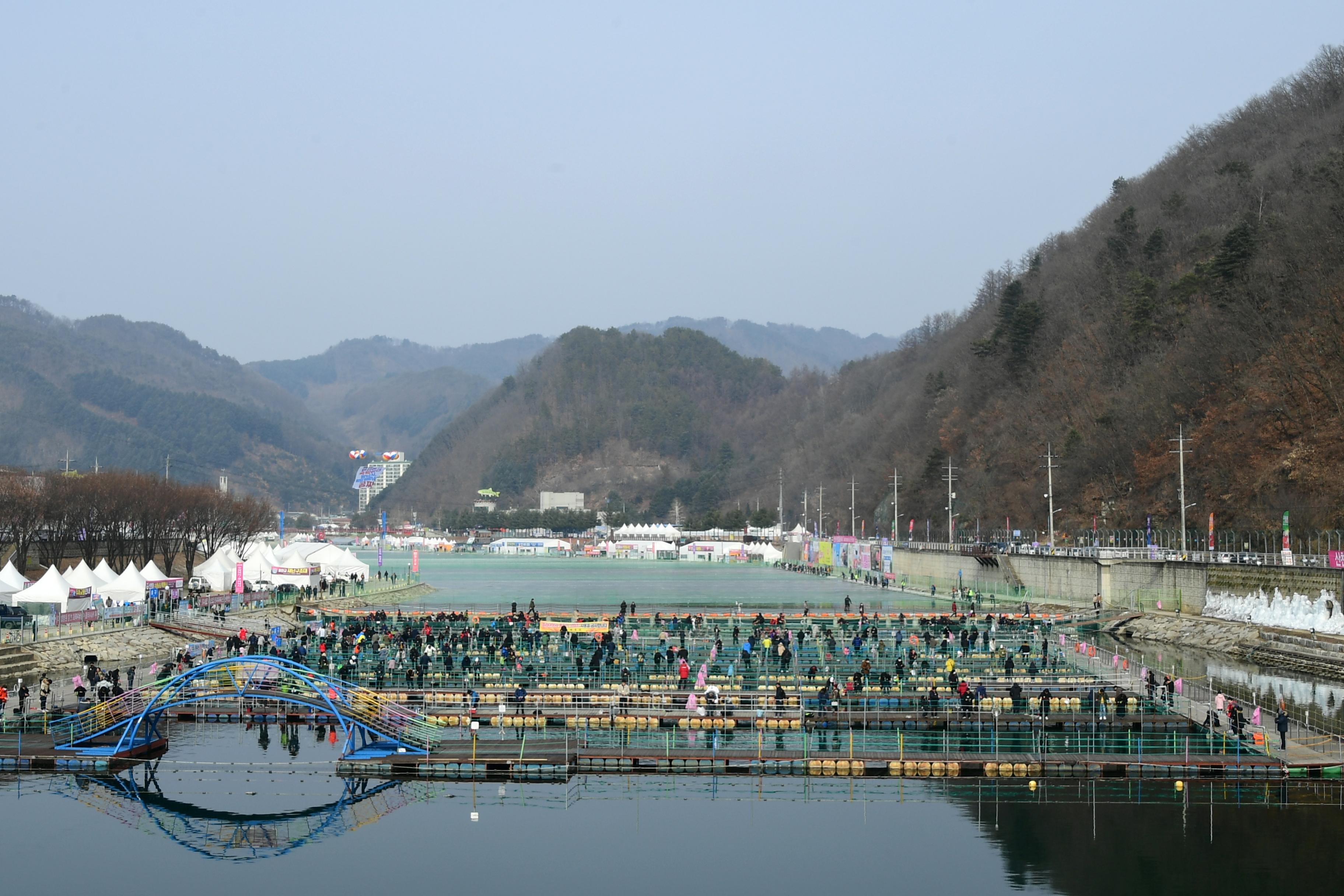 2020 화천산천어축제 산천어 수상낚시터 전경 의 사진