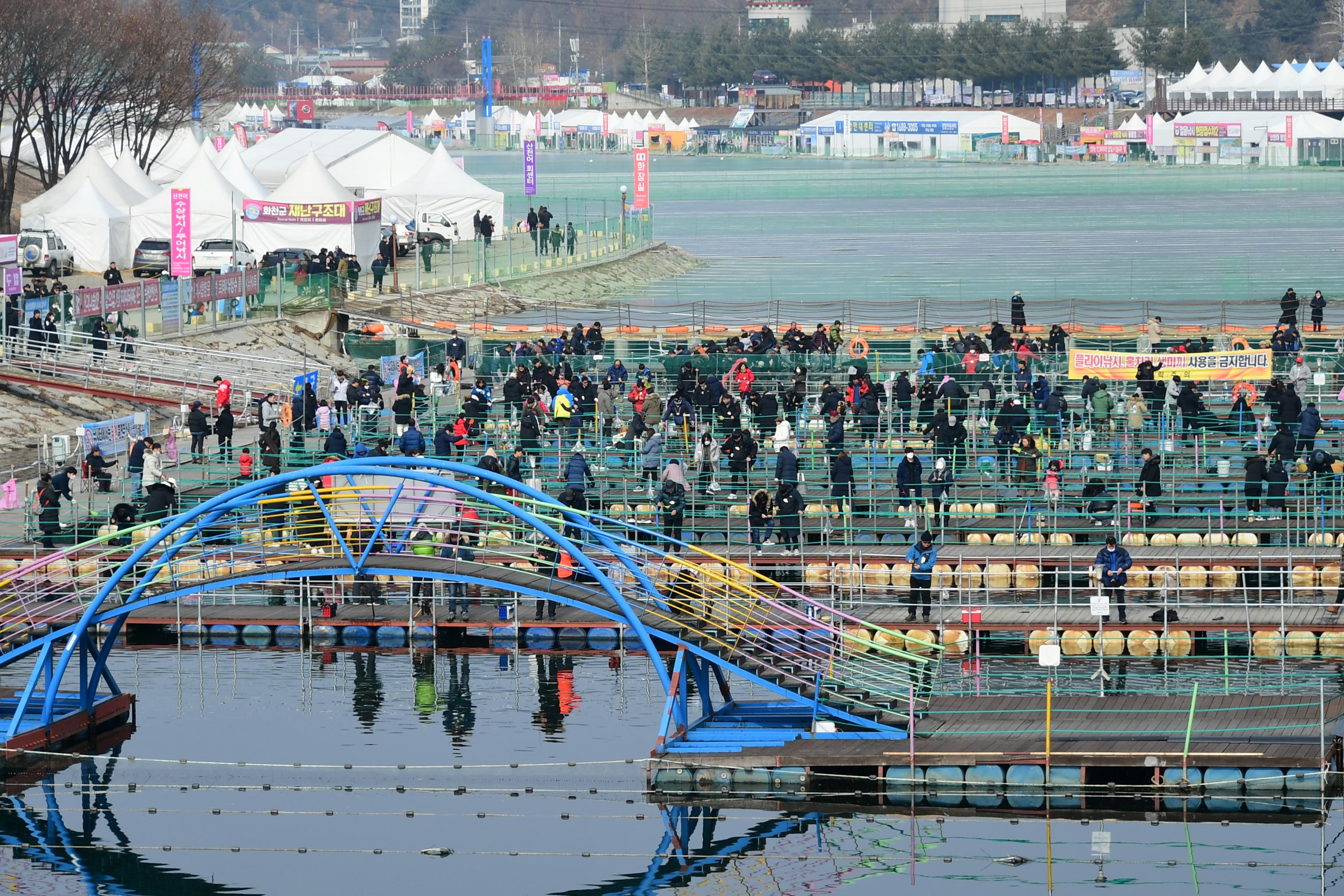 2020 화천산천어축제 산천어 수상낚시터 전경 의 사진