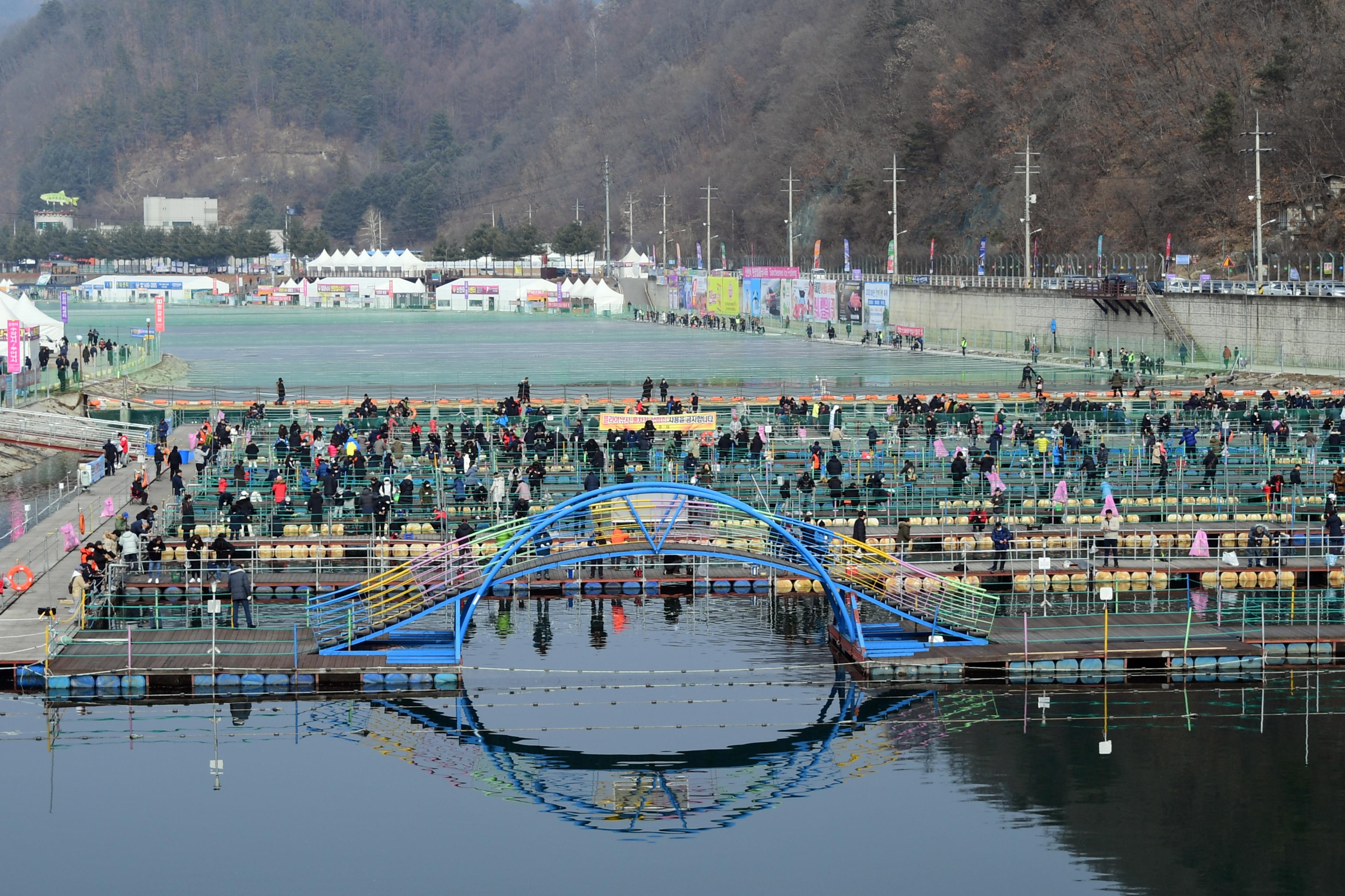 2020 화천산천어축제 산천어 수상낚시터 전경 의 사진