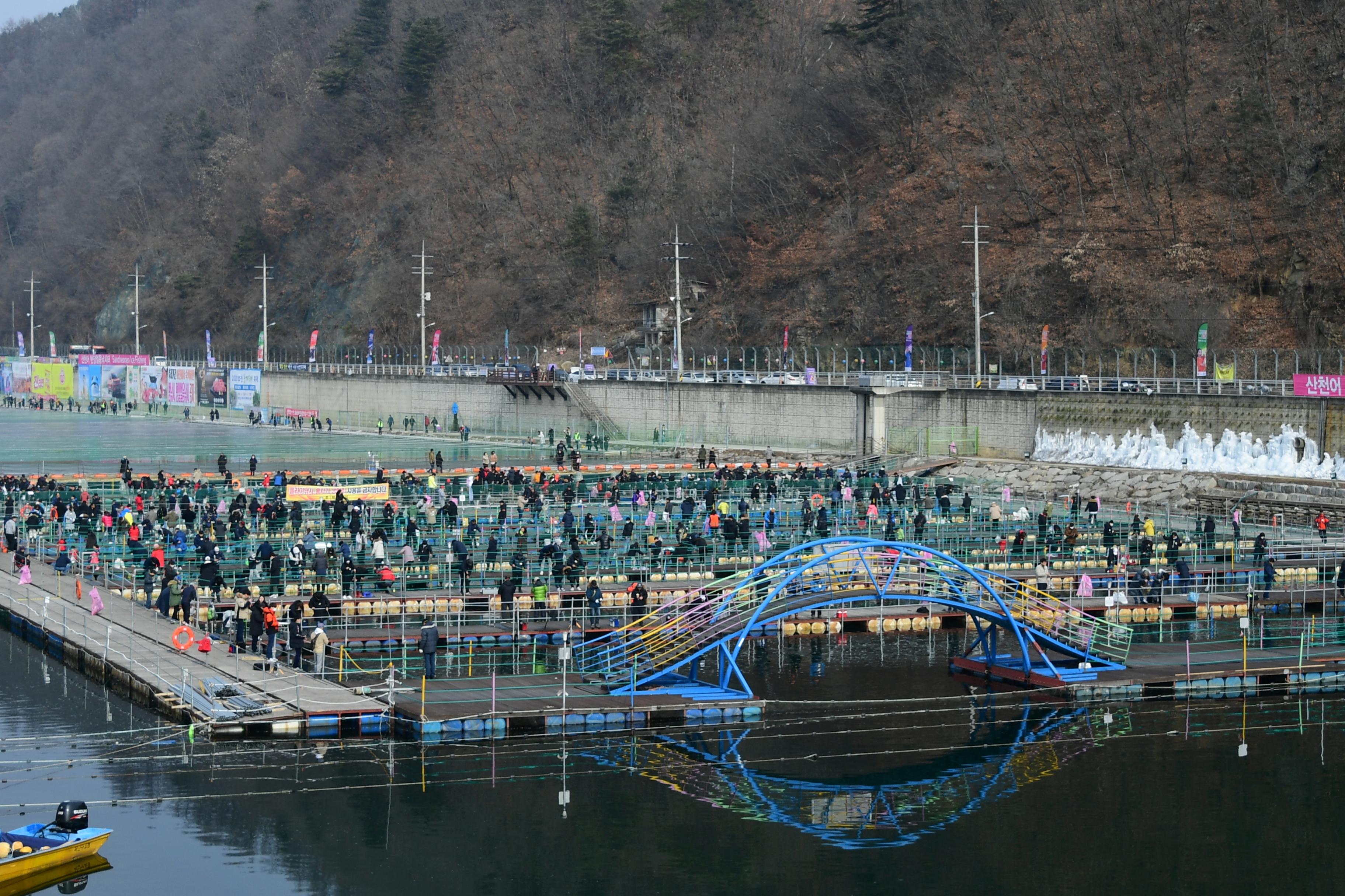 2020 화천산천어축제 산천어 수상낚시터 전경 의 사진