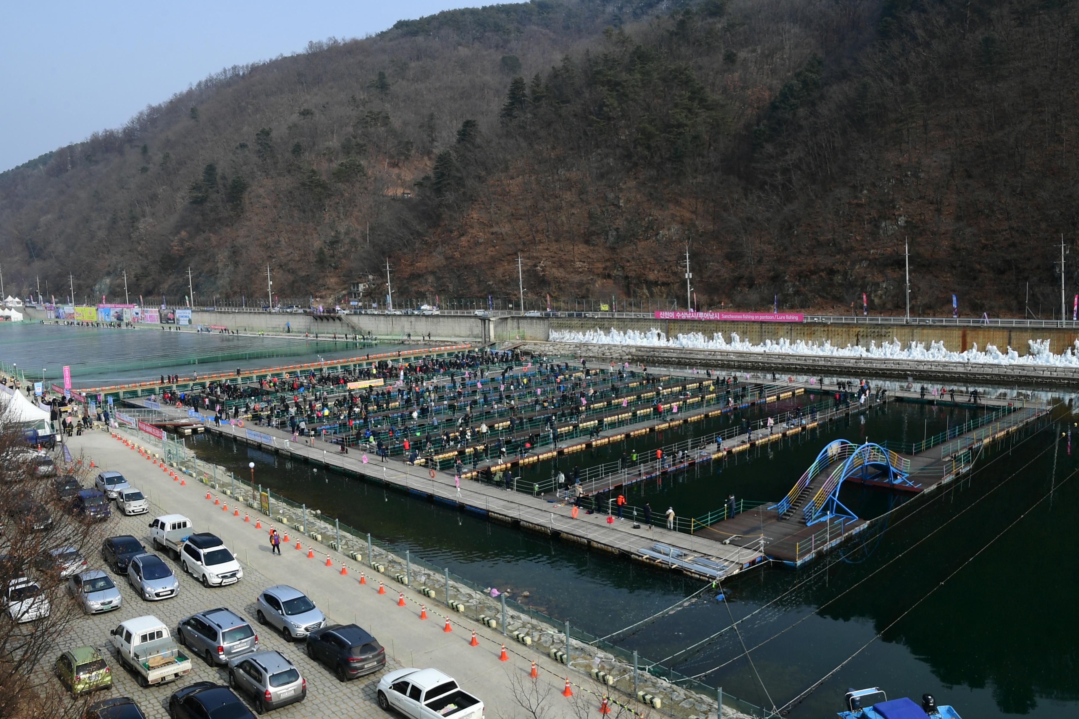 2020 화천산천어축제 산천어 수상낚시터 전경 의 사진