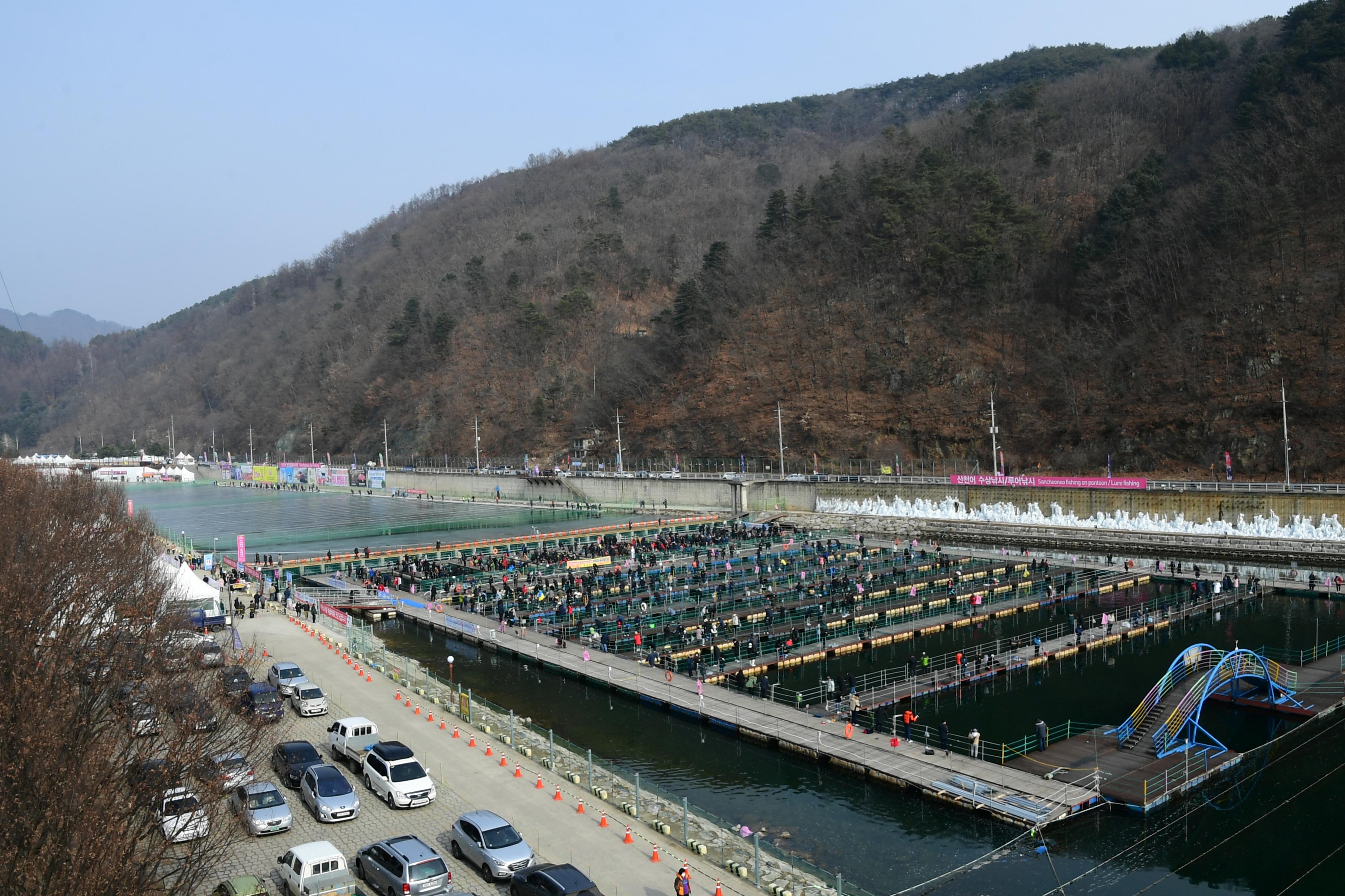 2020 화천산천어축제 산천어 수상낚시터 전경 의 사진