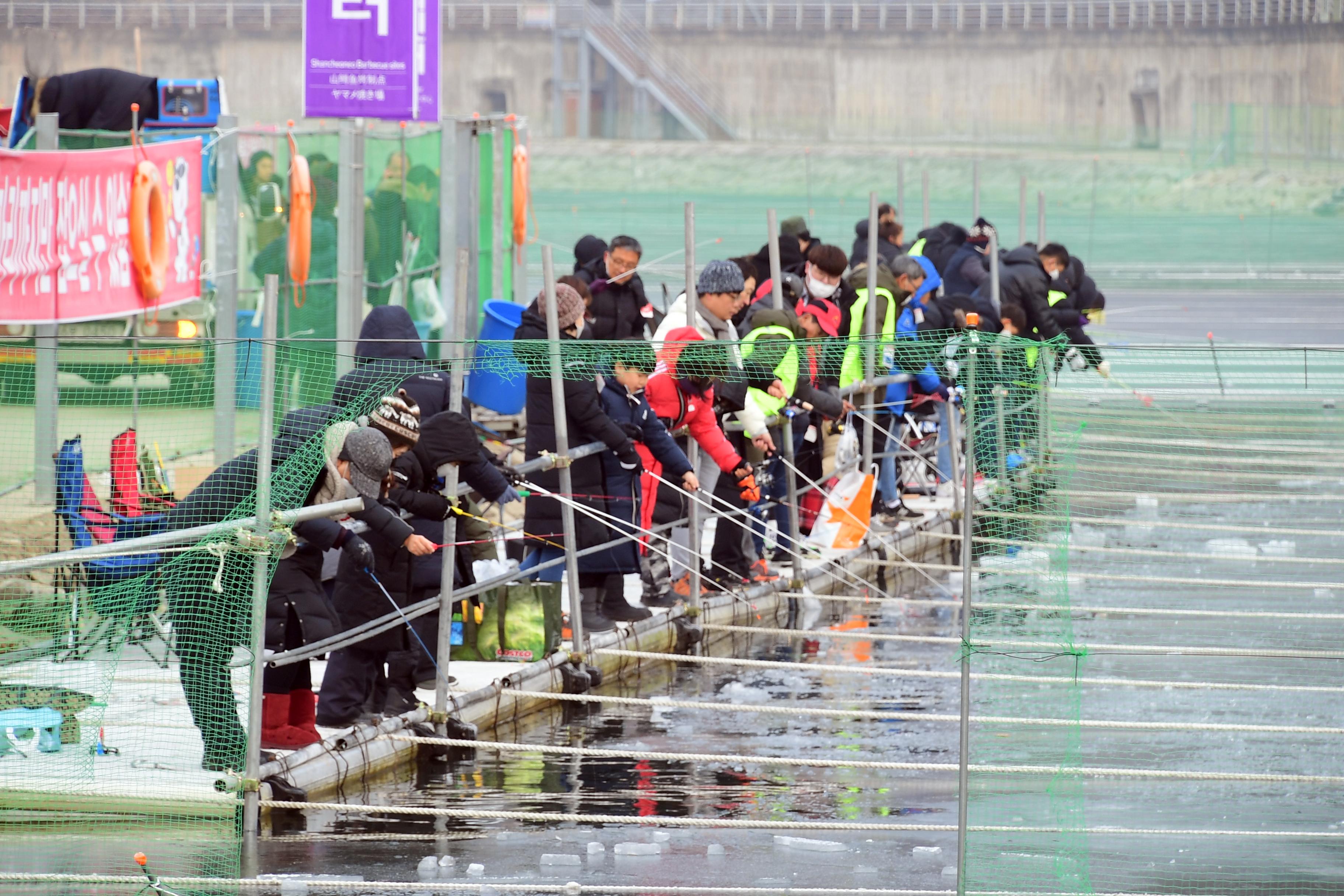 2020 화천산천어축제 산천어 예약 얼음수상낚시터 전경 의 사진