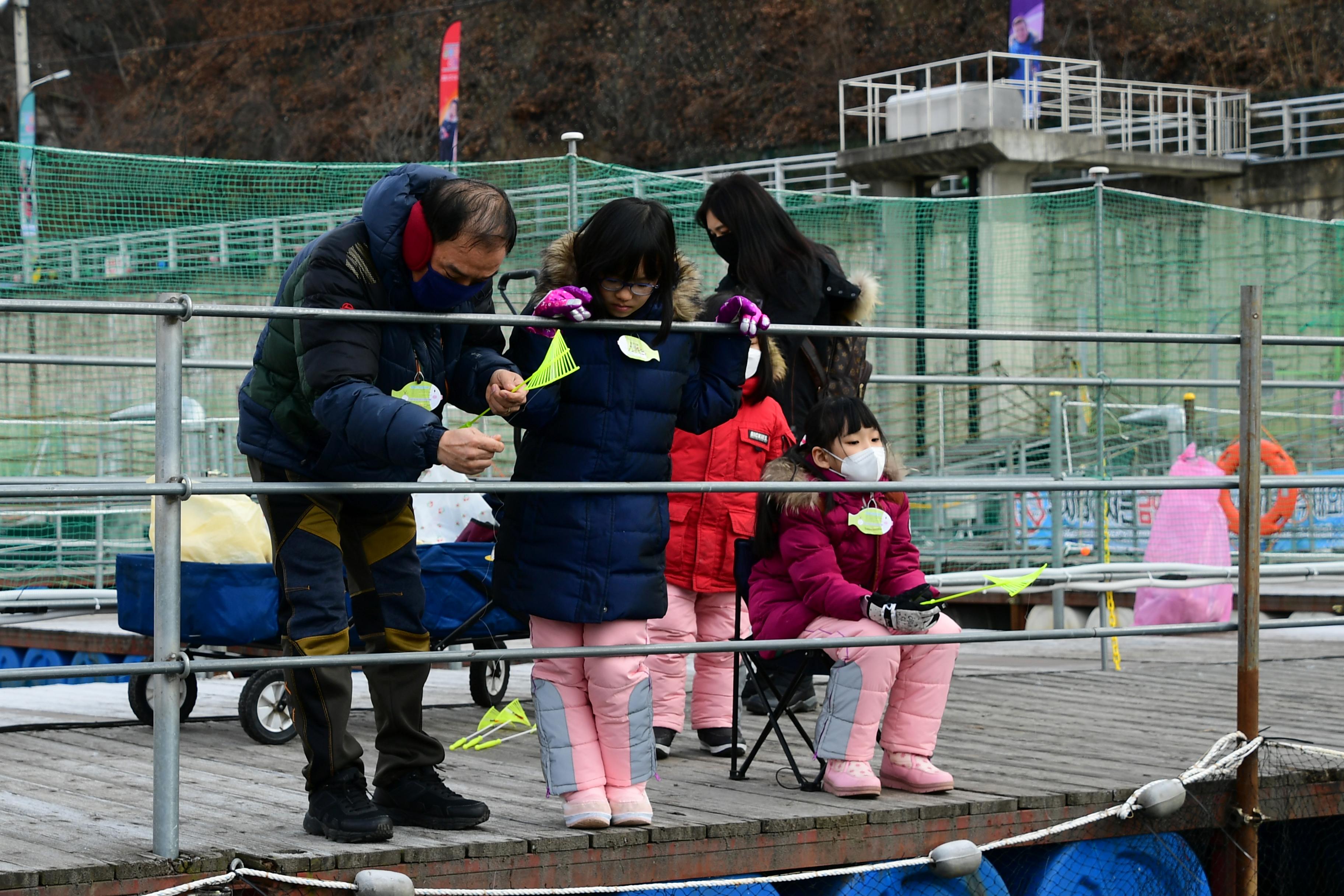 2020 화천산천어축제 산천어수상낚시터 전경 의 사진