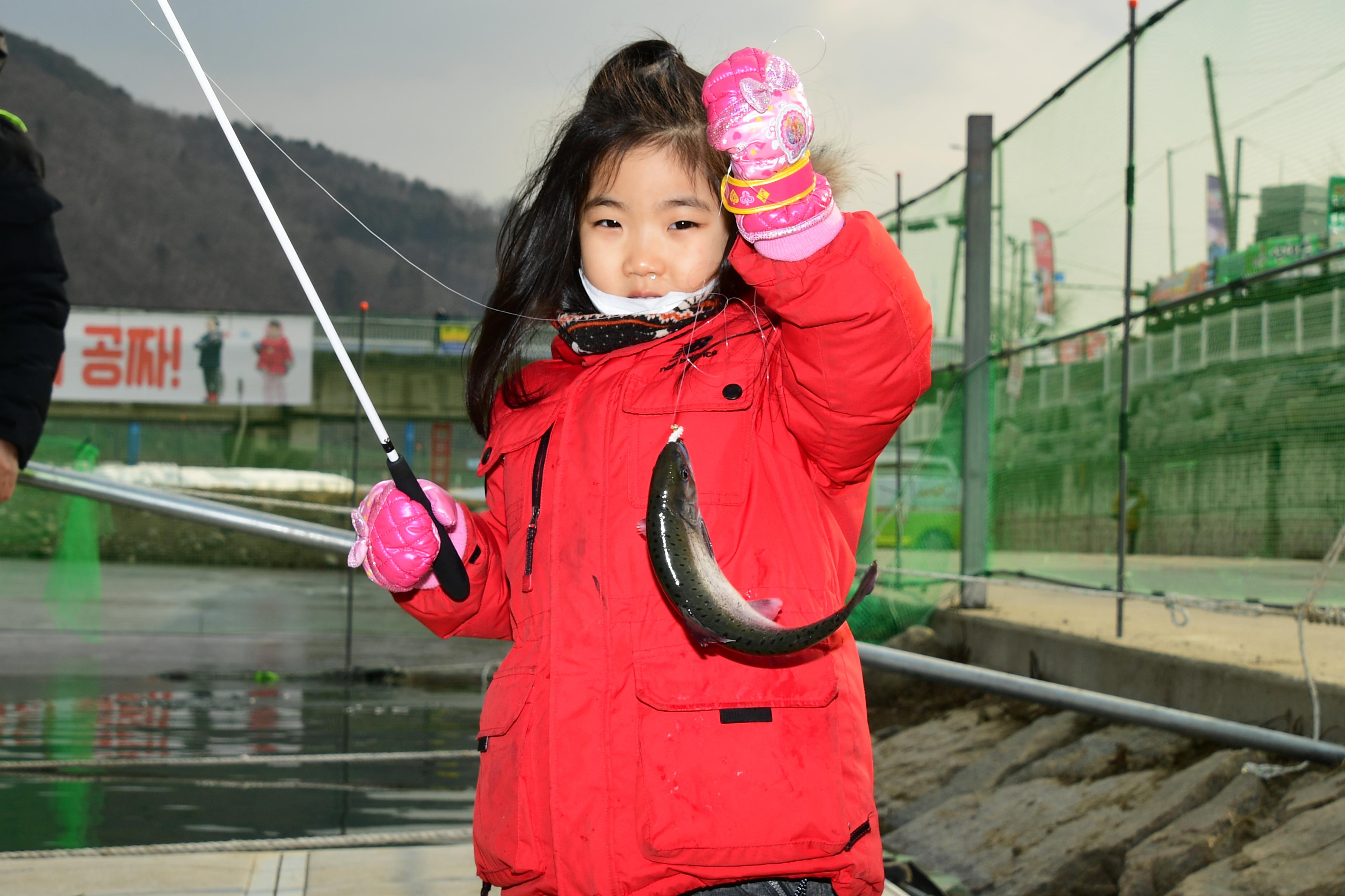 2020 화천산천어축제 산천어 예약수상낚시터 전경 의 사진