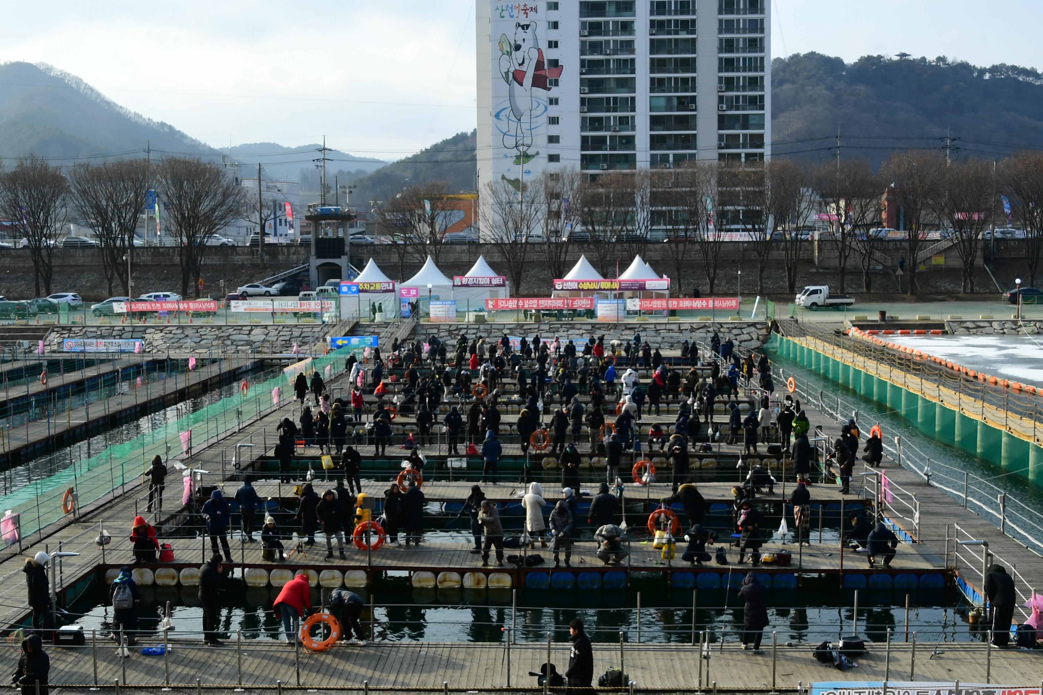 2020 화천산천어축제 산천어 수상낚시터 전경 의 사진