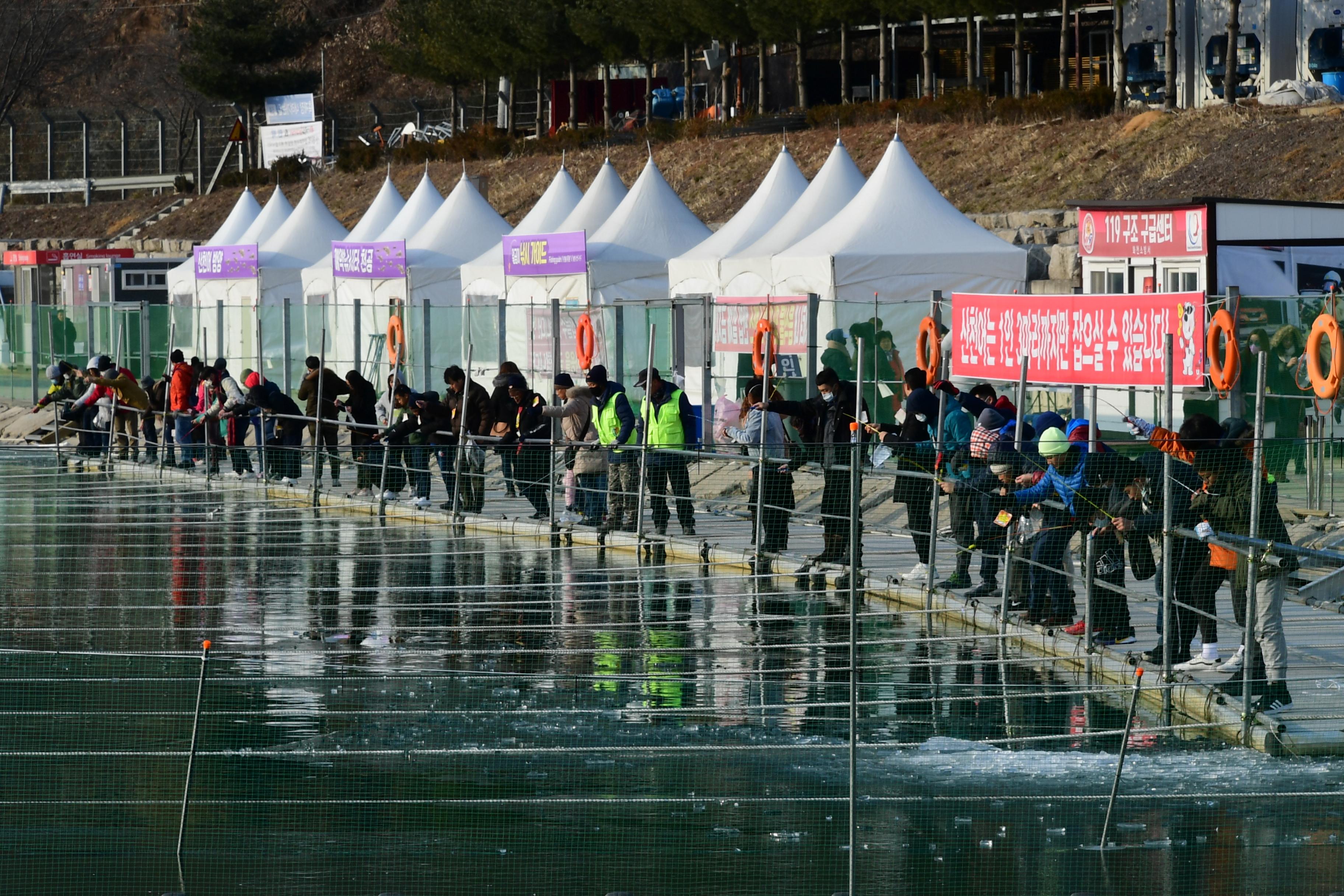 2020 화천산천어축제 외국인 산천어 수상 얼음낚시터 전경 의 사진