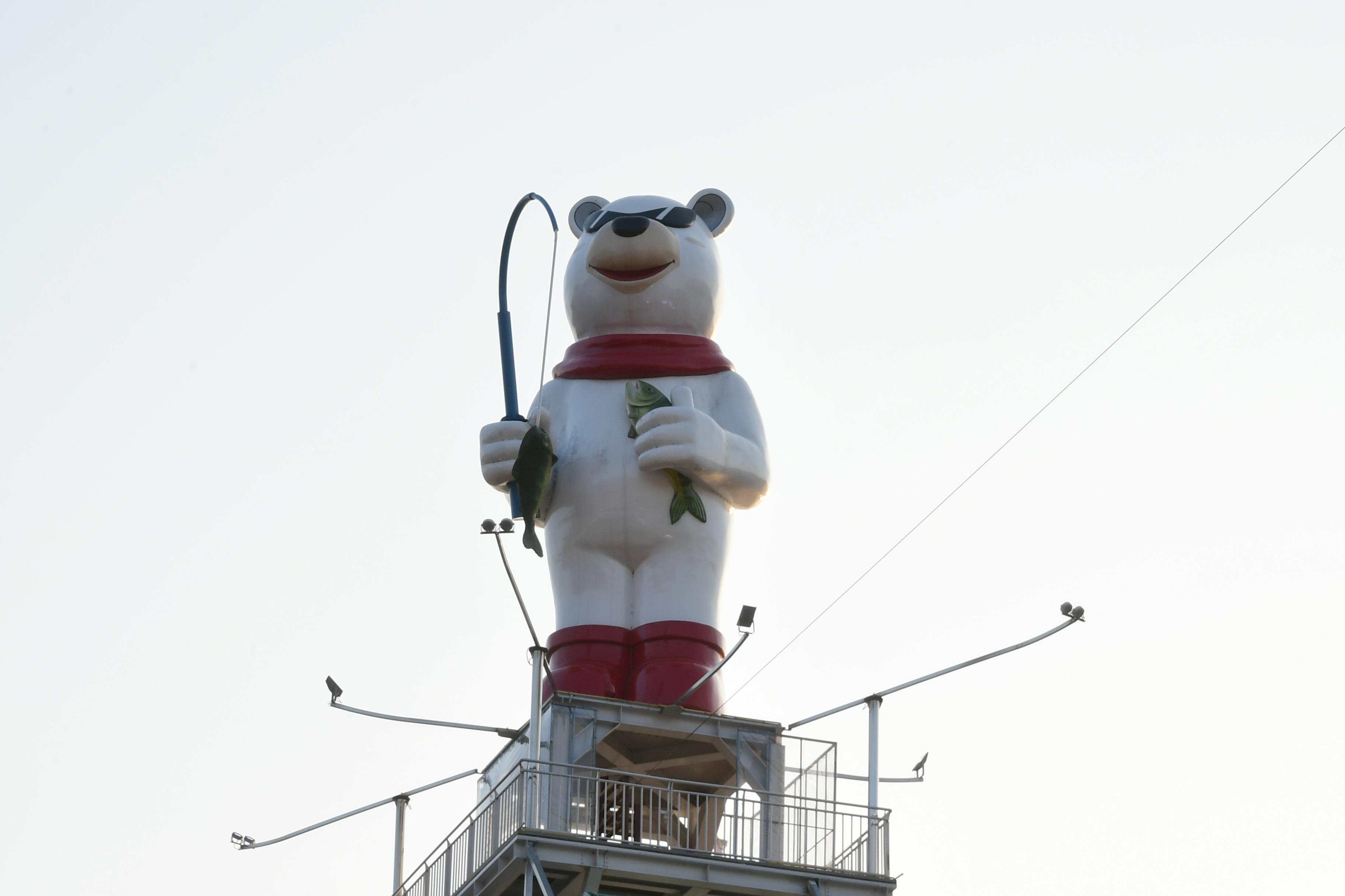 2020 화천산천어축제장 얼곰이 동상 전경 의 사진