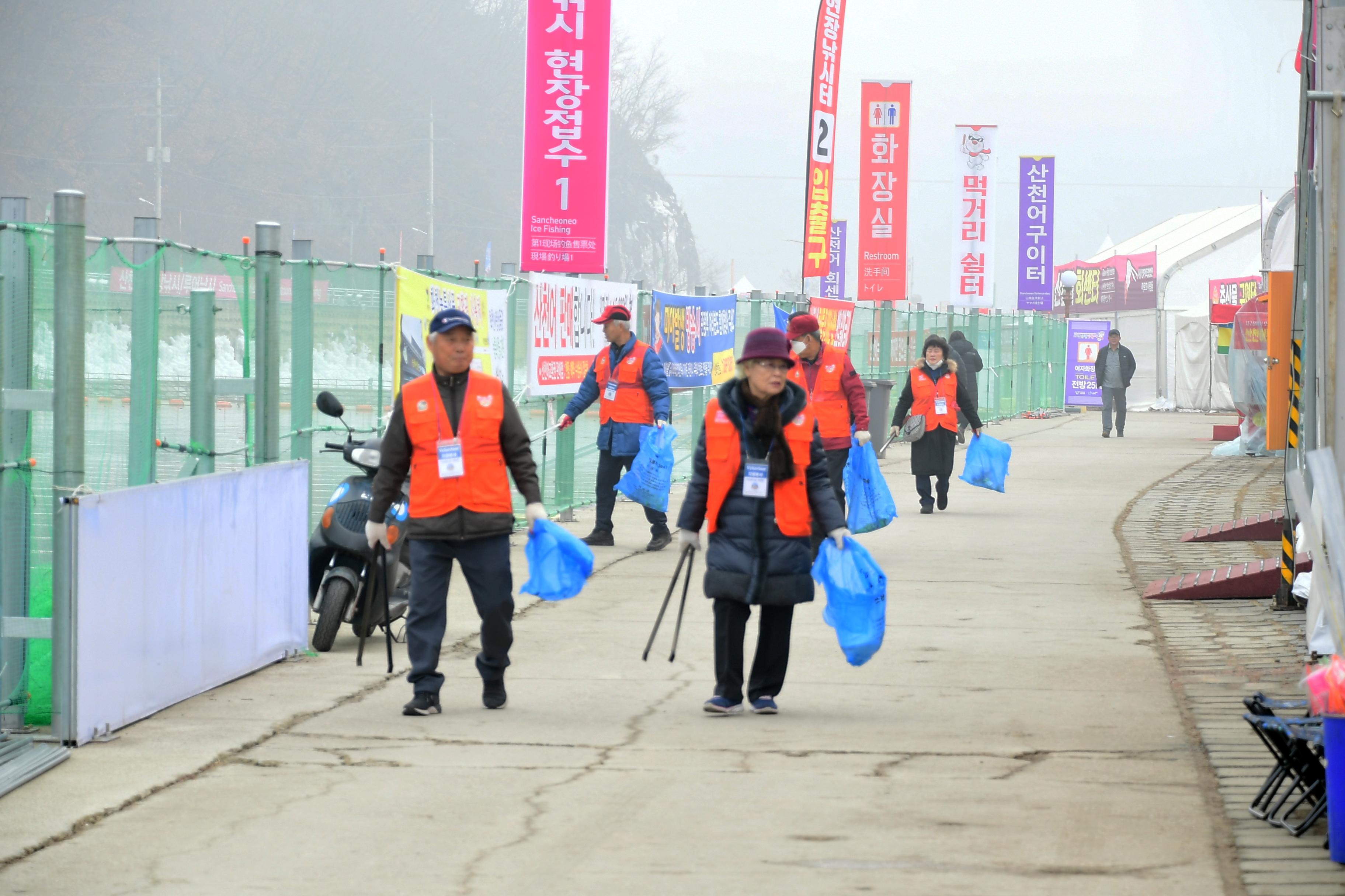 2012 화천산천어축제장 환경정화 활동 의 사진