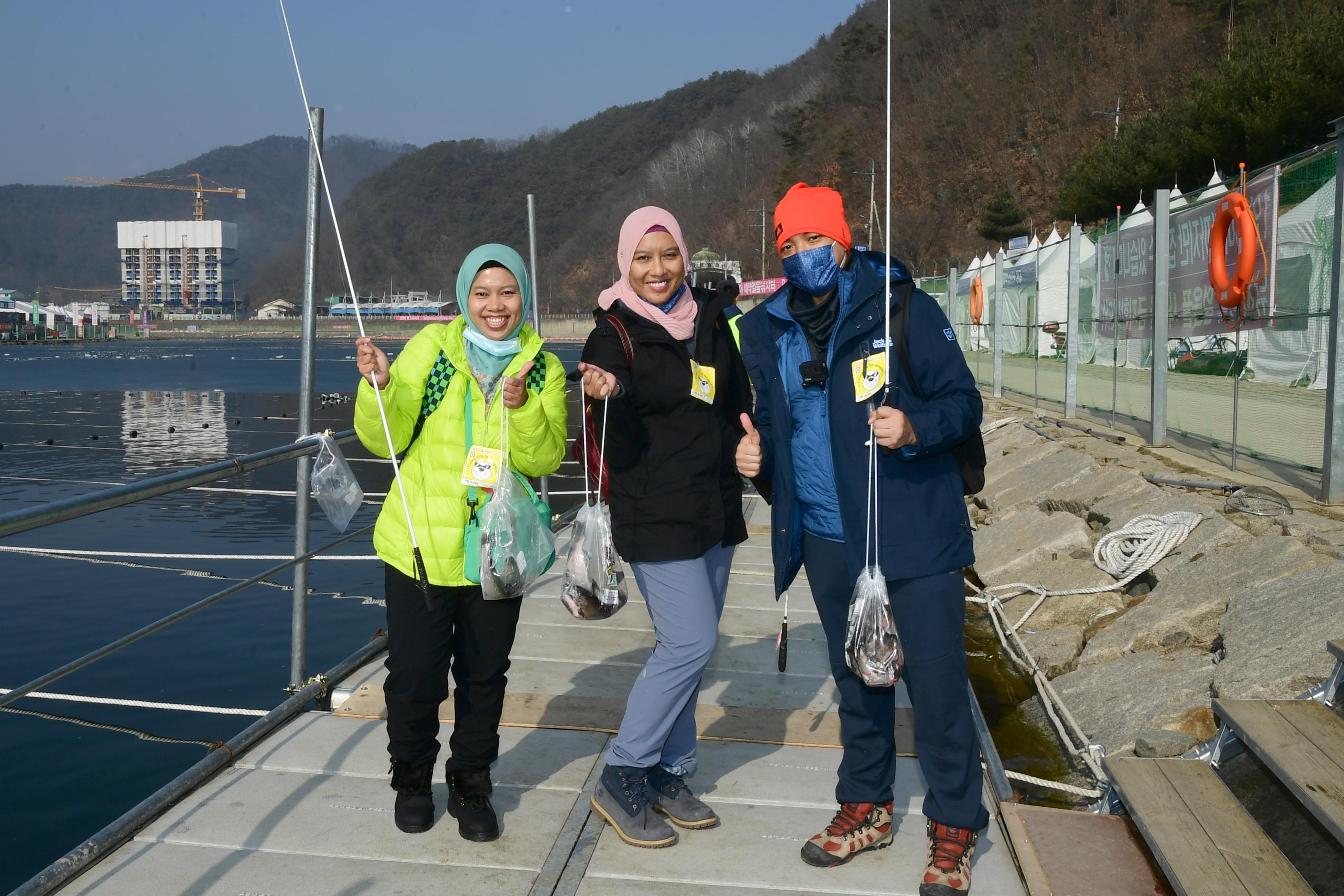 2020 화천산천어축제 산천어 외국인 낚시터 전경 사진