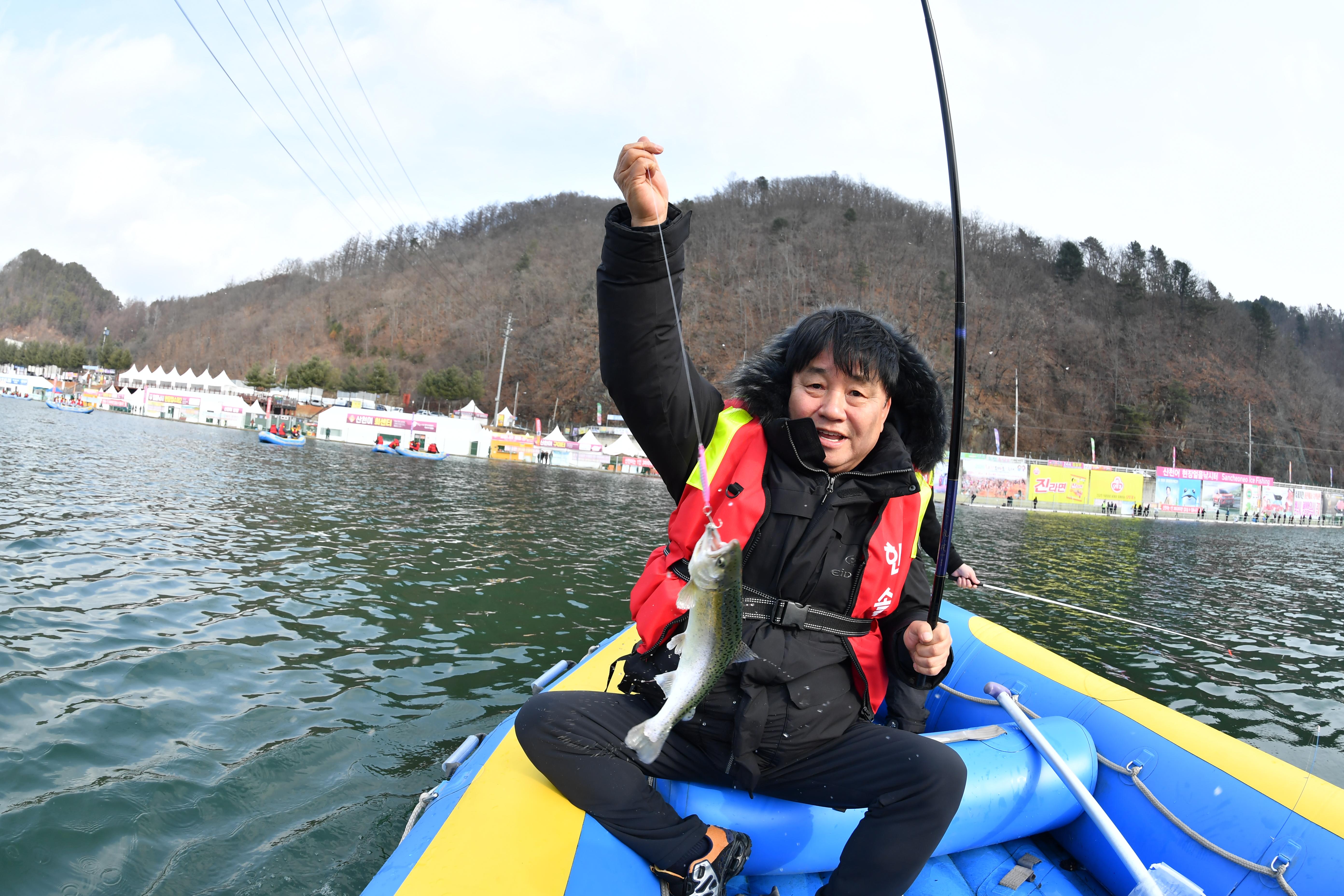 2020 화천산천어축제 산천어 선상낚시 시연회 의 사진