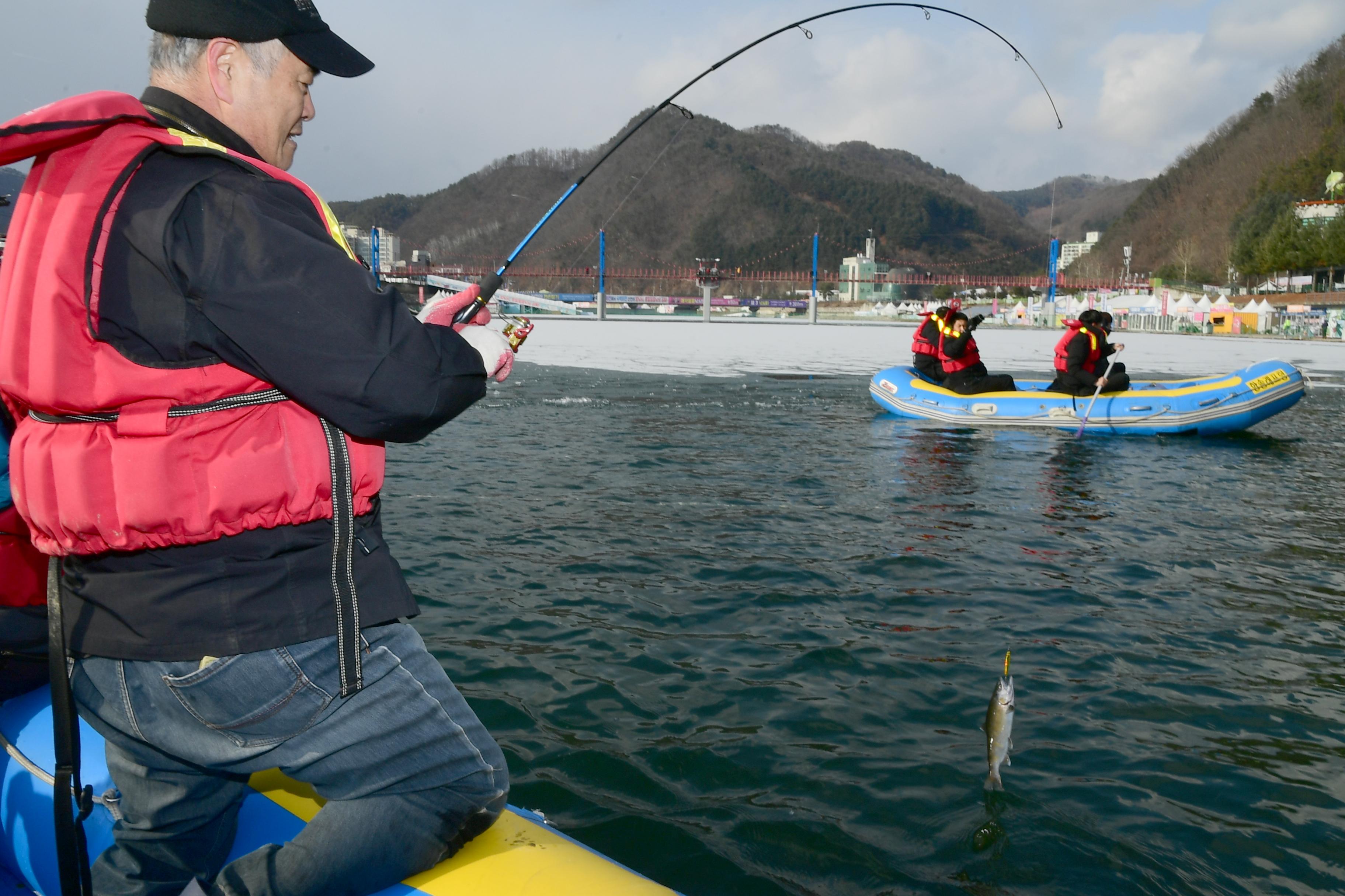 2020 화천산천어축제 산천어 선상낚시 시연회 의 사진