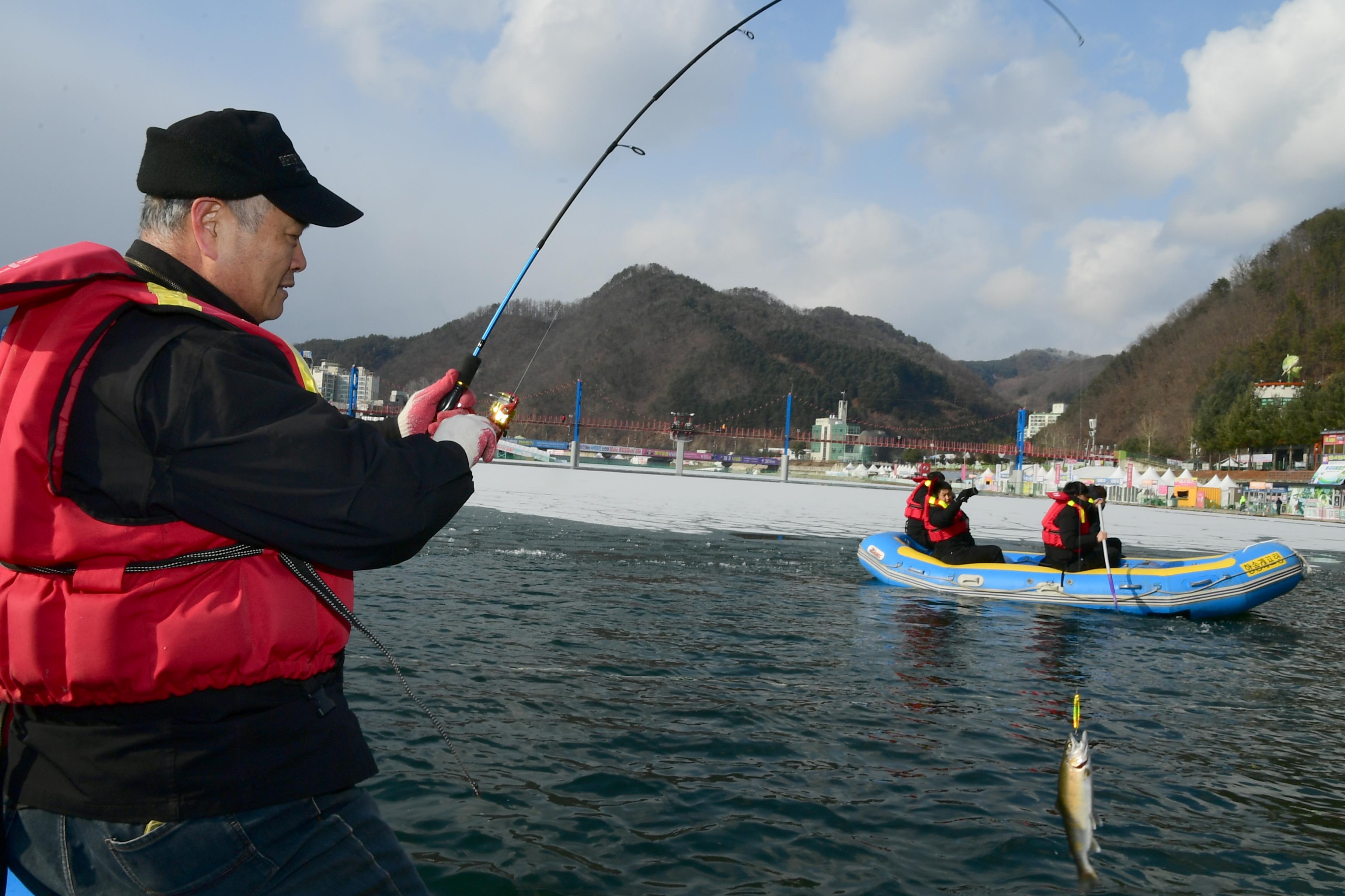 2020 화천산천어축제 산천어 선상낚시 시연회 의 사진