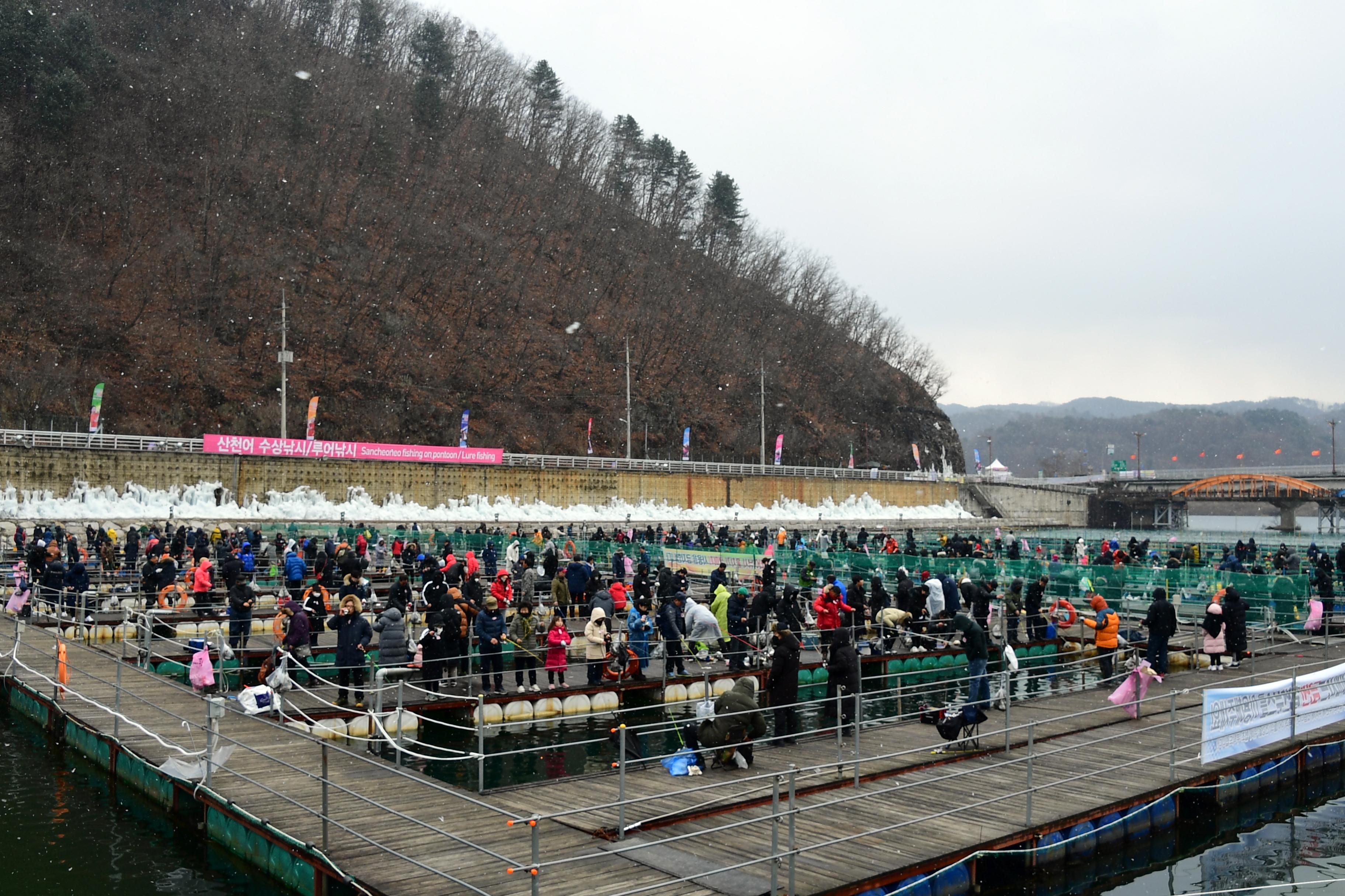 2020 화천산천어축제 산천어 수상낚시 전경 의 사진