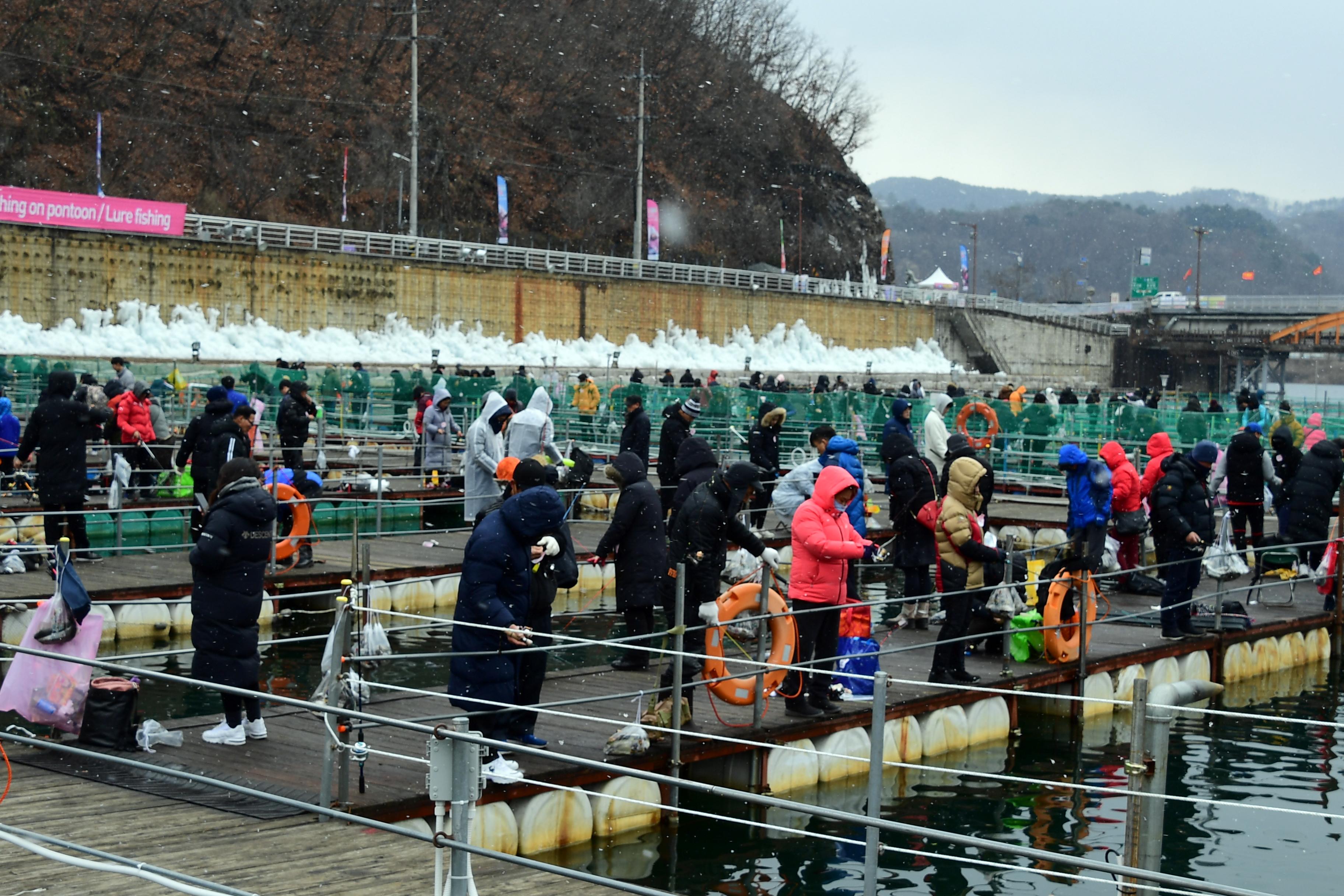 2020 화천산천어축제 산천어 수상낚시 전경 의 사진