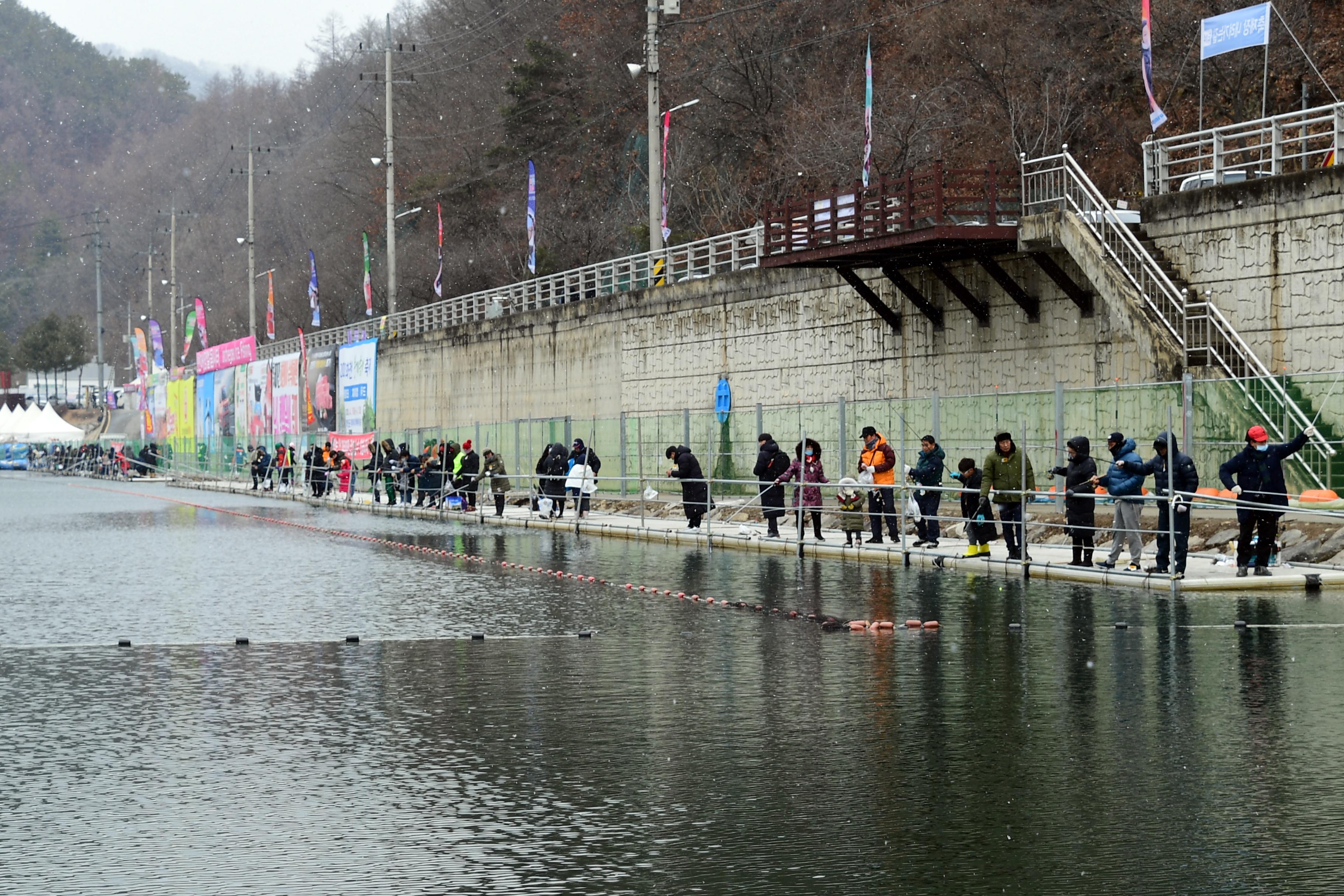 2020 화천산천어축제 산천어 수상낚시 전경 의 사진