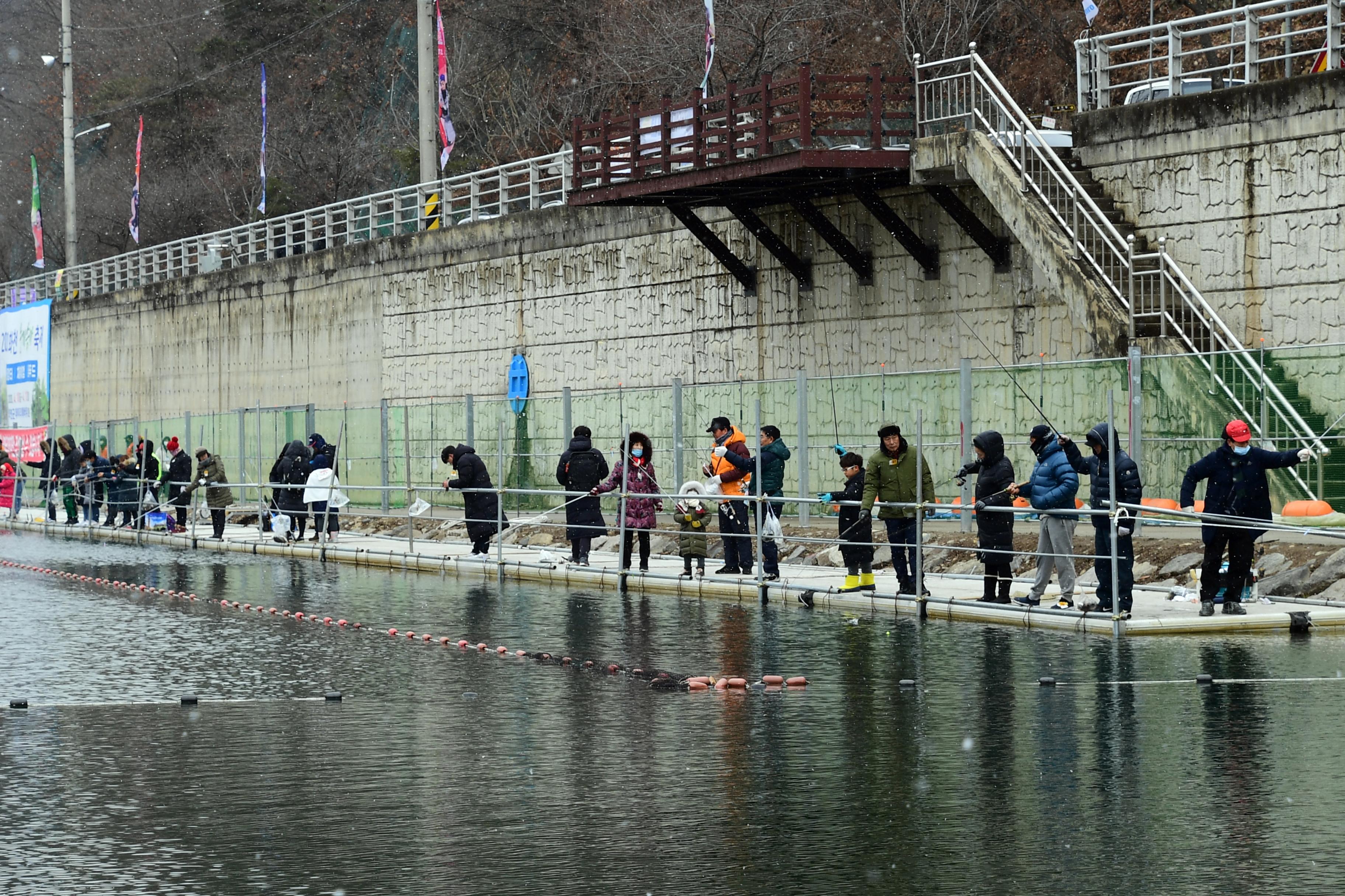 2020 화천산천어축제 산천어 수상낚시 전경 의 사진