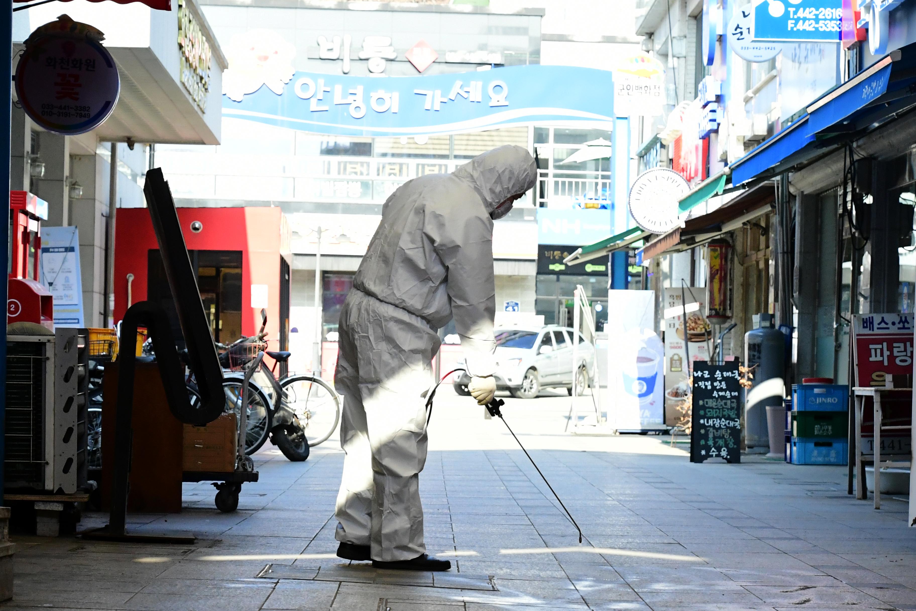 2020 코로나19 확산방지를 위한 전통시장 방역 의 사진