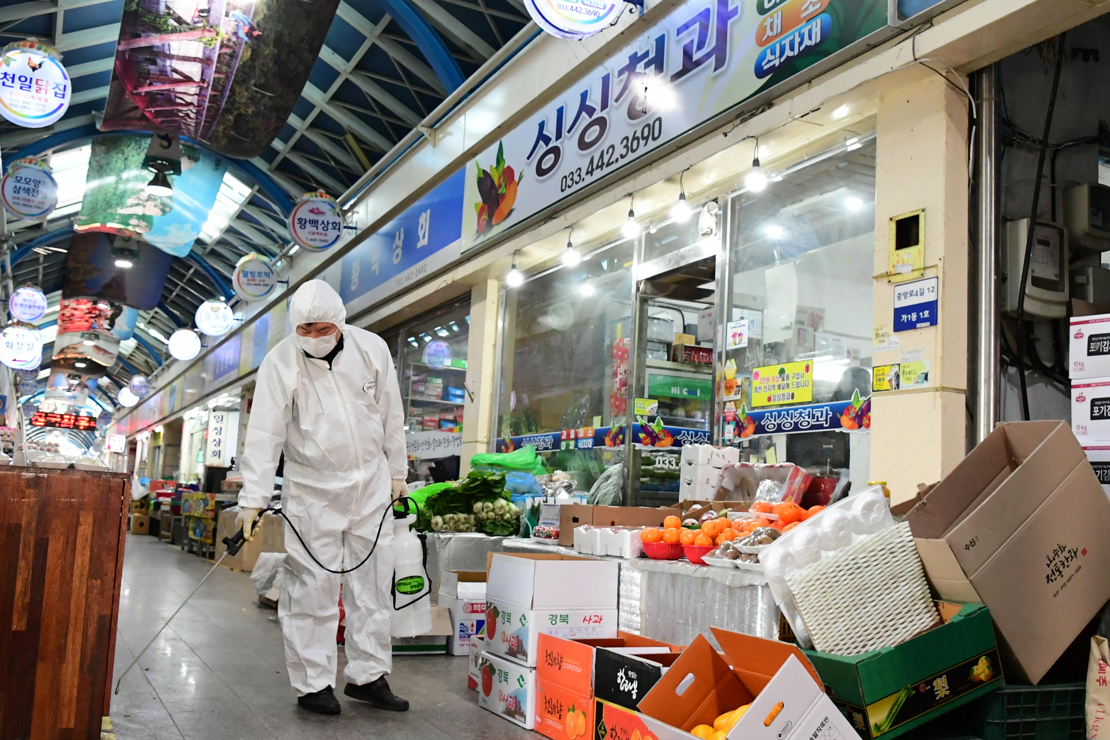 2020 코로나19 확산방지를 위한 전통시장 방역 의 사진