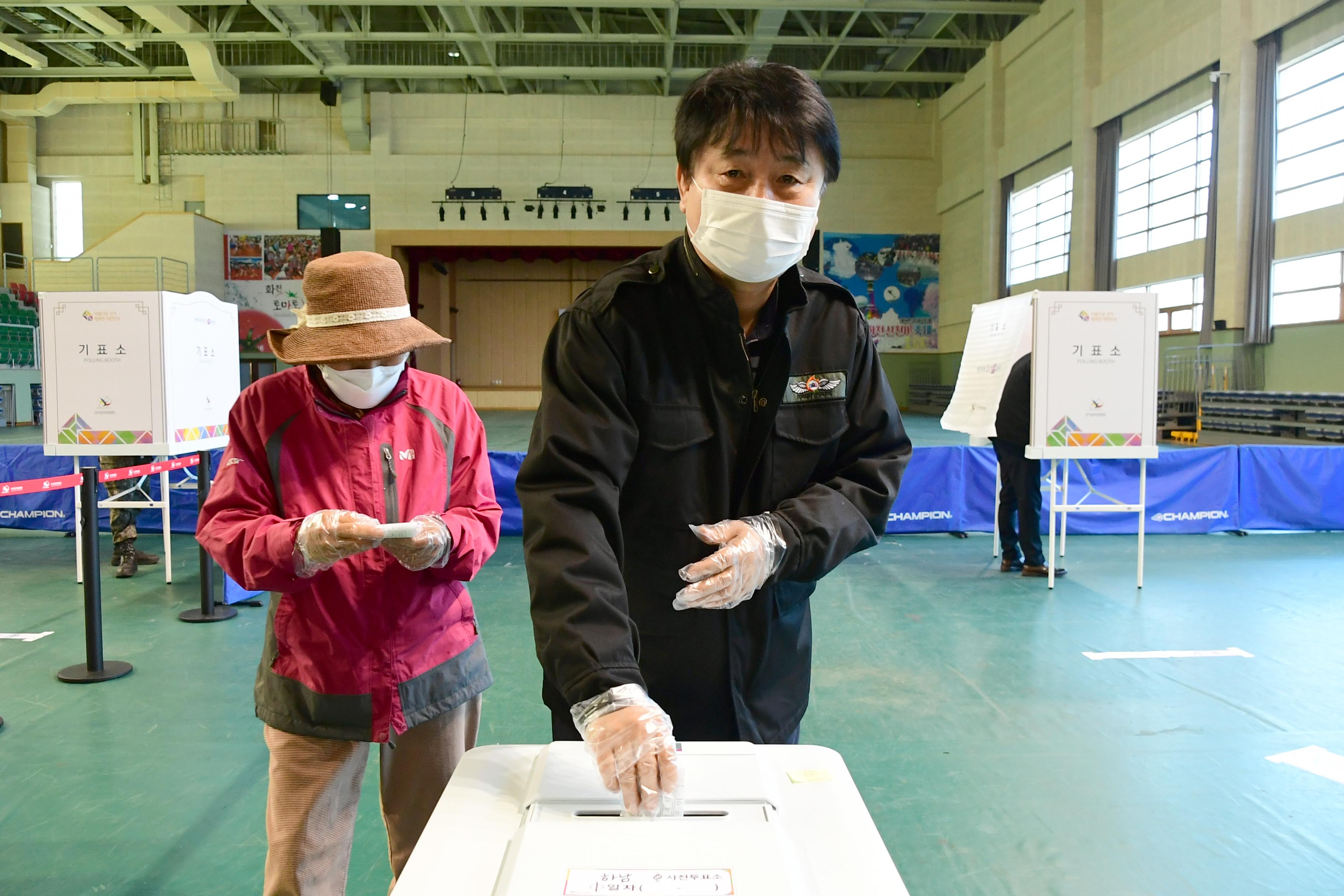 2020 제21대 국회의원선거 사전투표소 전경 의 사진