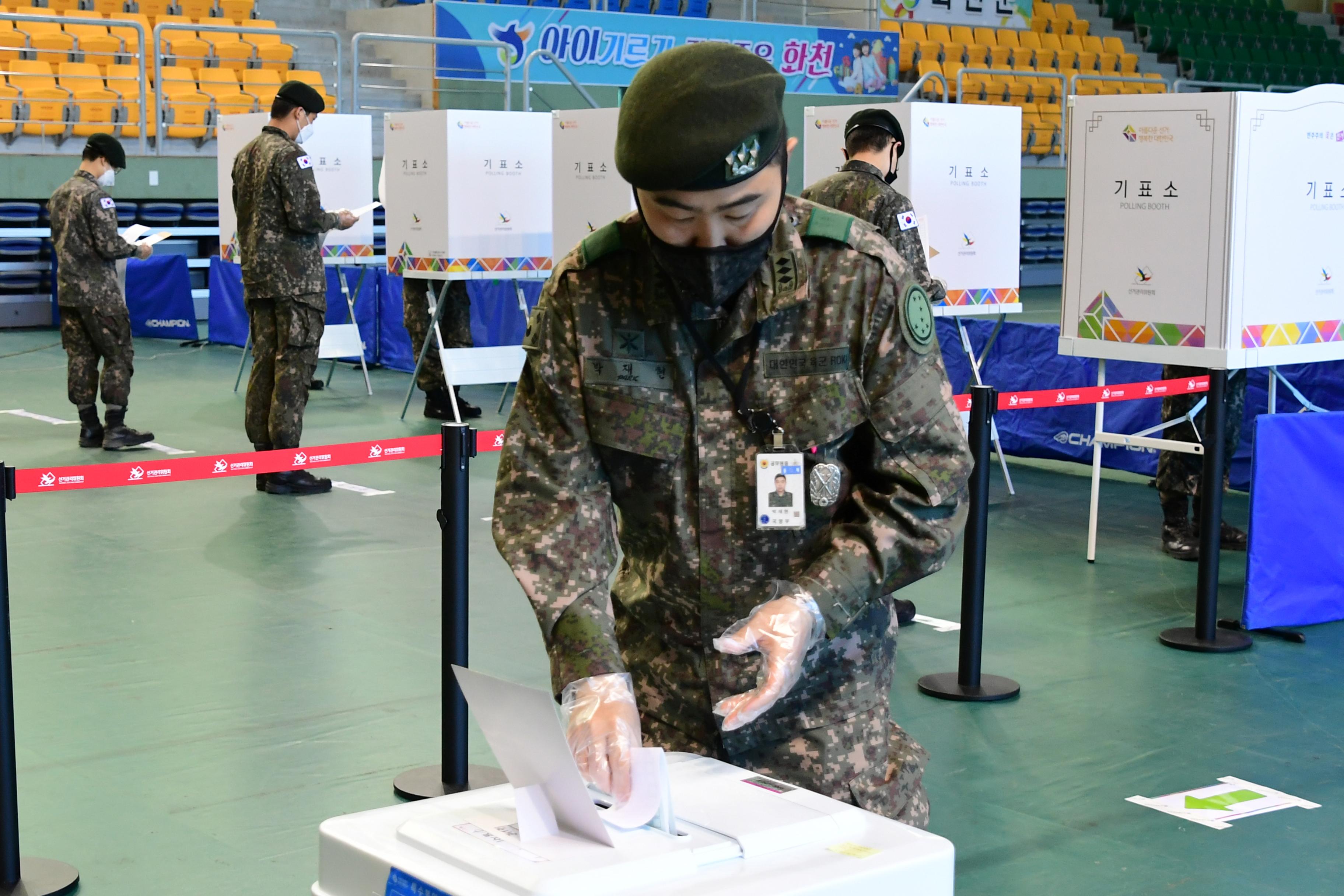 2020 제21대 국회의원선거 사전투표소 전경 의 사진