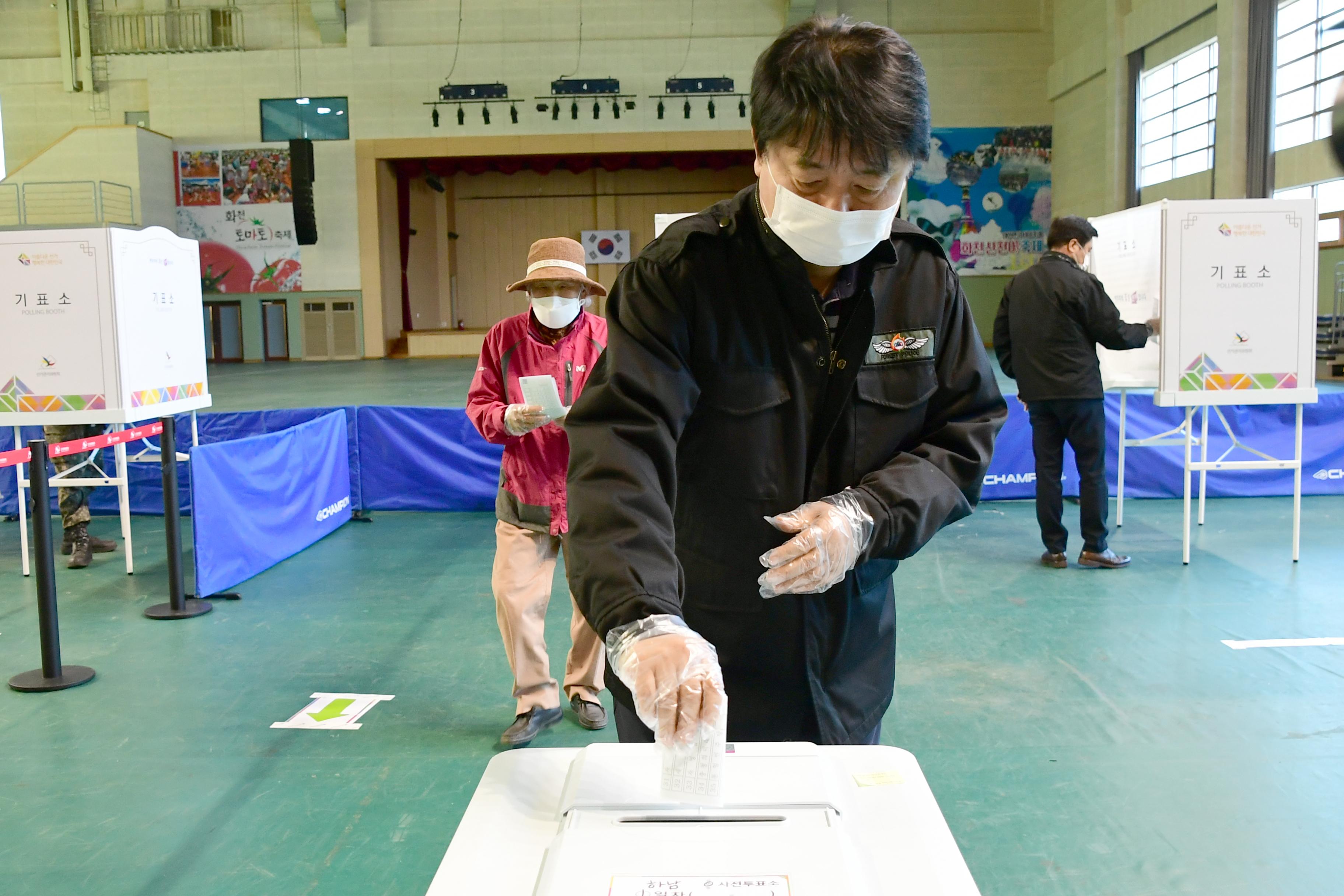 2020 제21대 국회의원선거 사전투표소 전경 의 사진