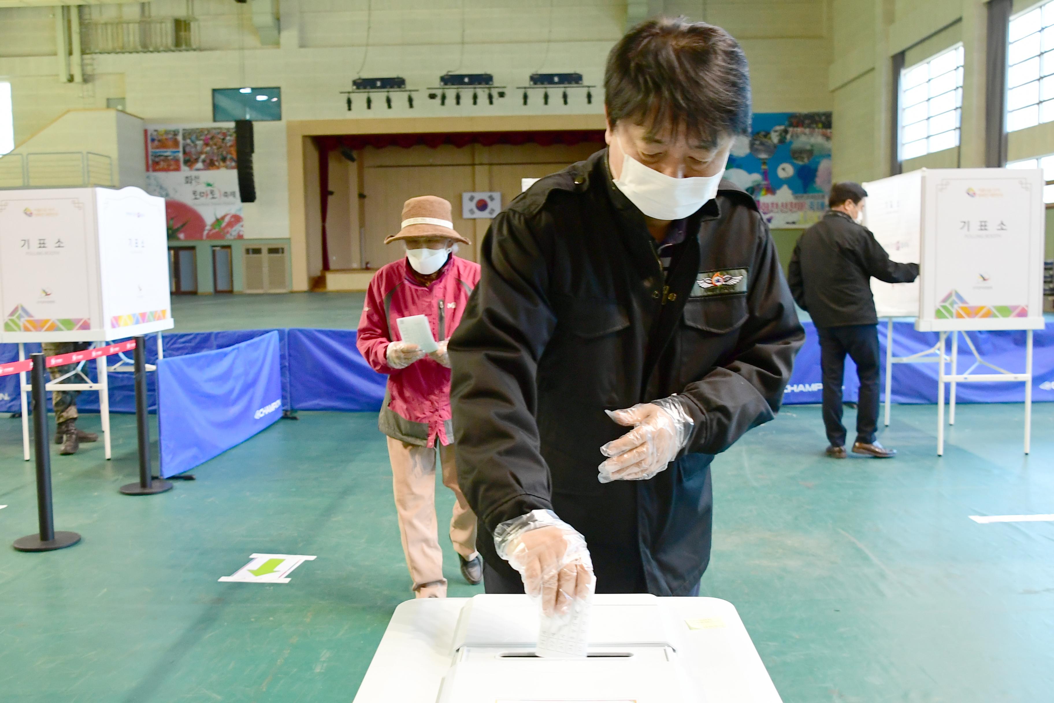 2020 제21대 국회의원선거 사전투표소 전경 의 사진