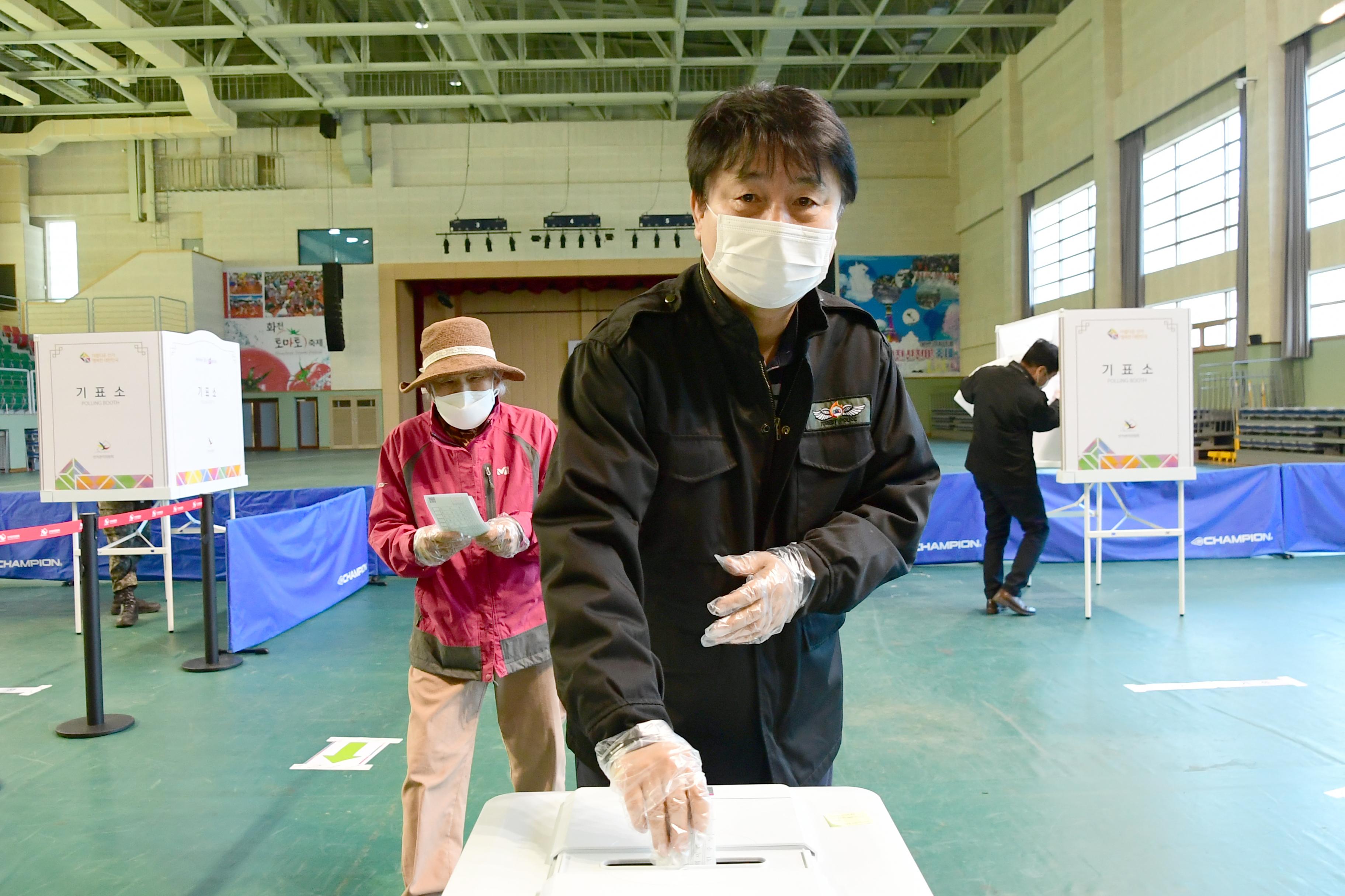 2020 제21대 국회의원선거 사전투표소 전경 의 사진