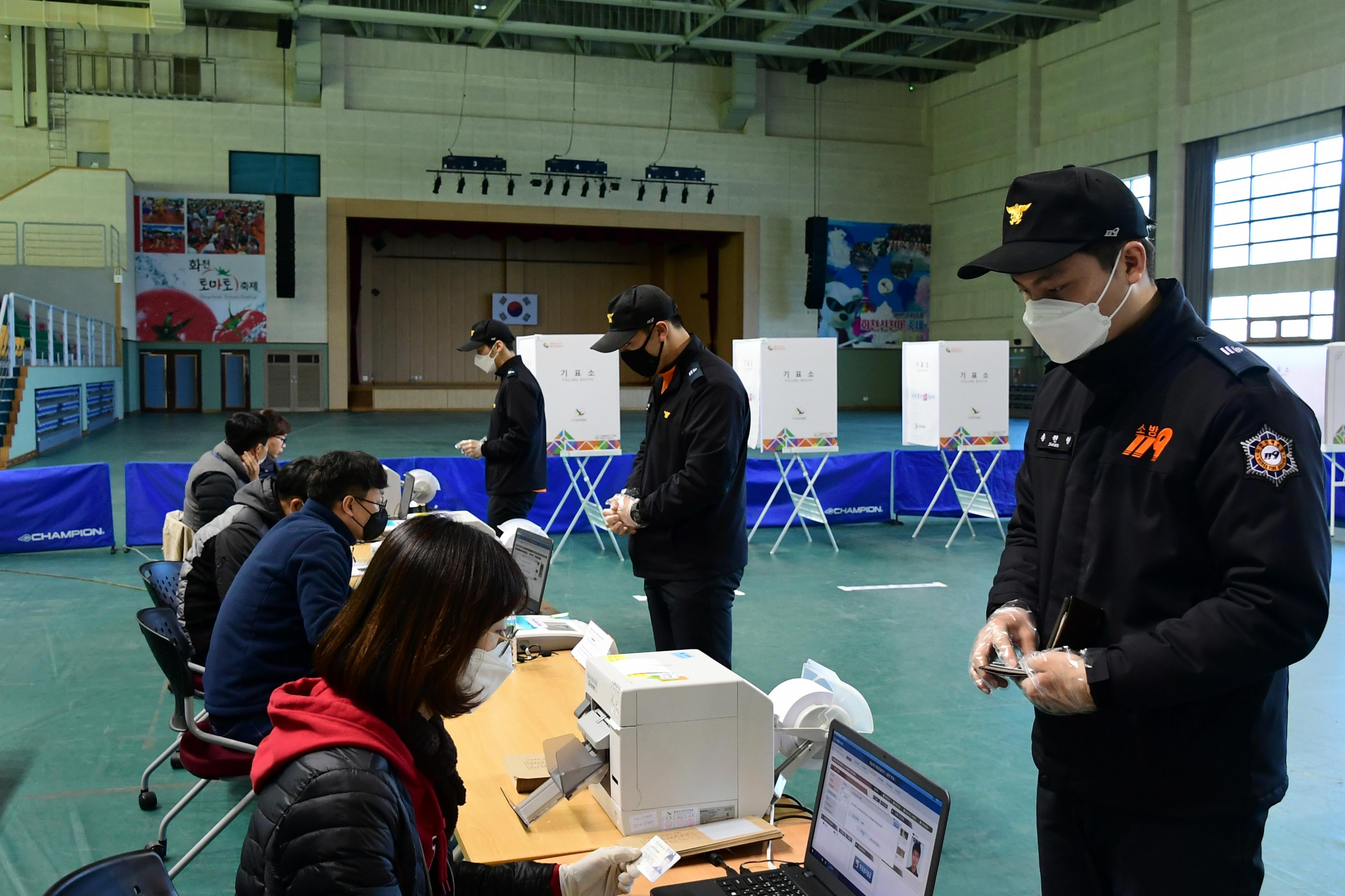 2020 제21대 국회의원선거 사전투표소 전경 의 사진