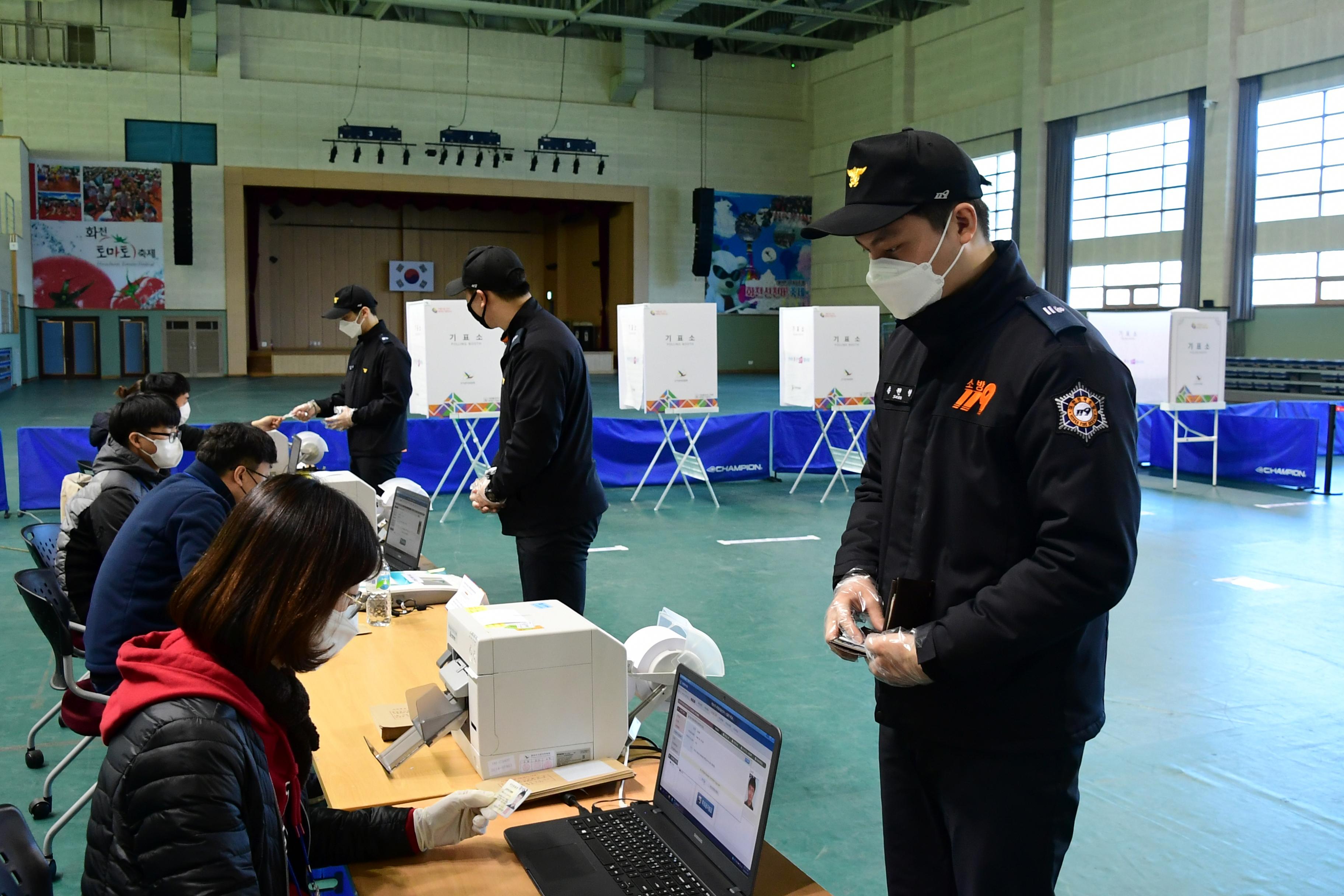 2020 제21대 국회의원선거 사전투표소 전경 의 사진