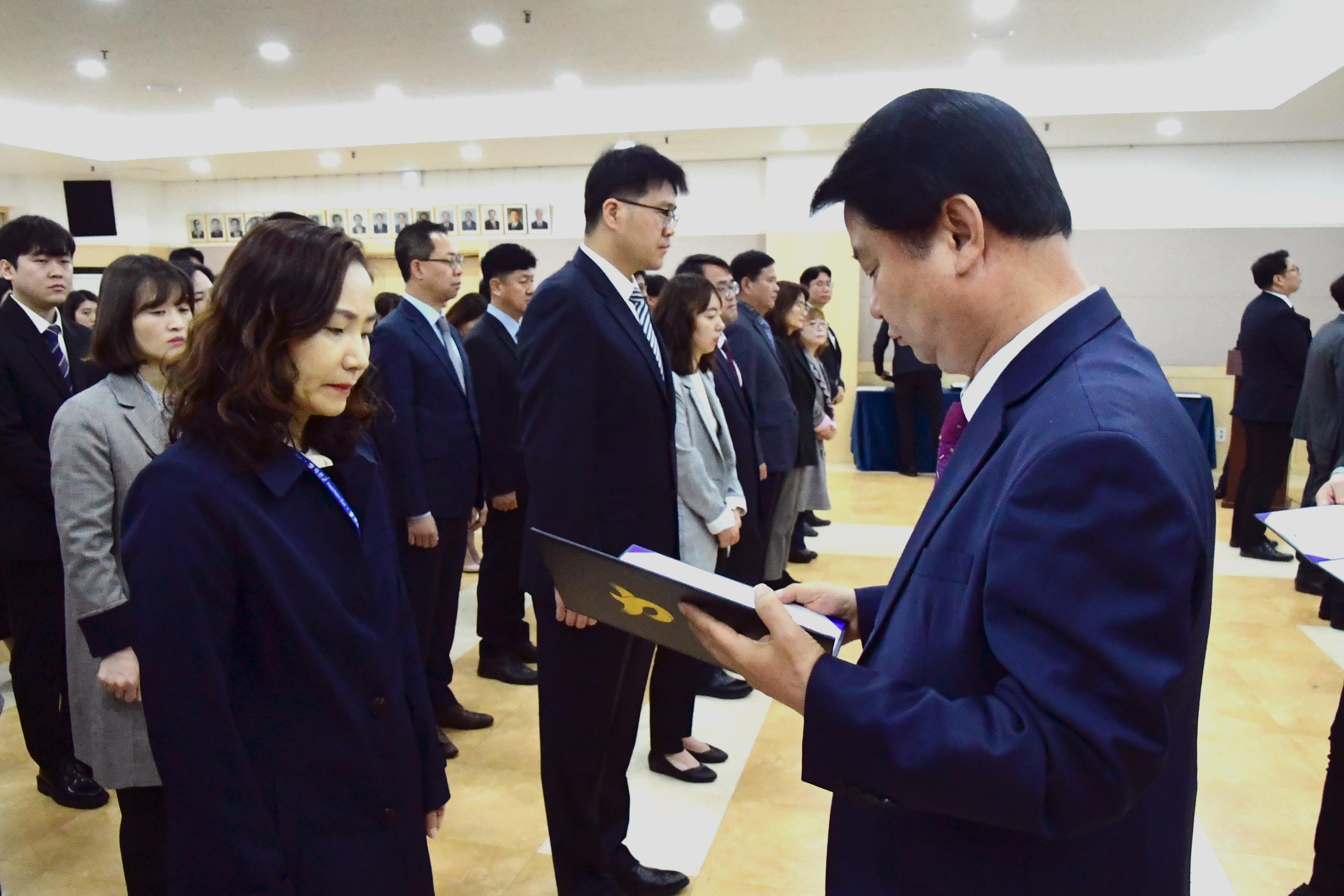 2020 화천군 인사발령자 임용장 수여식 의 사진