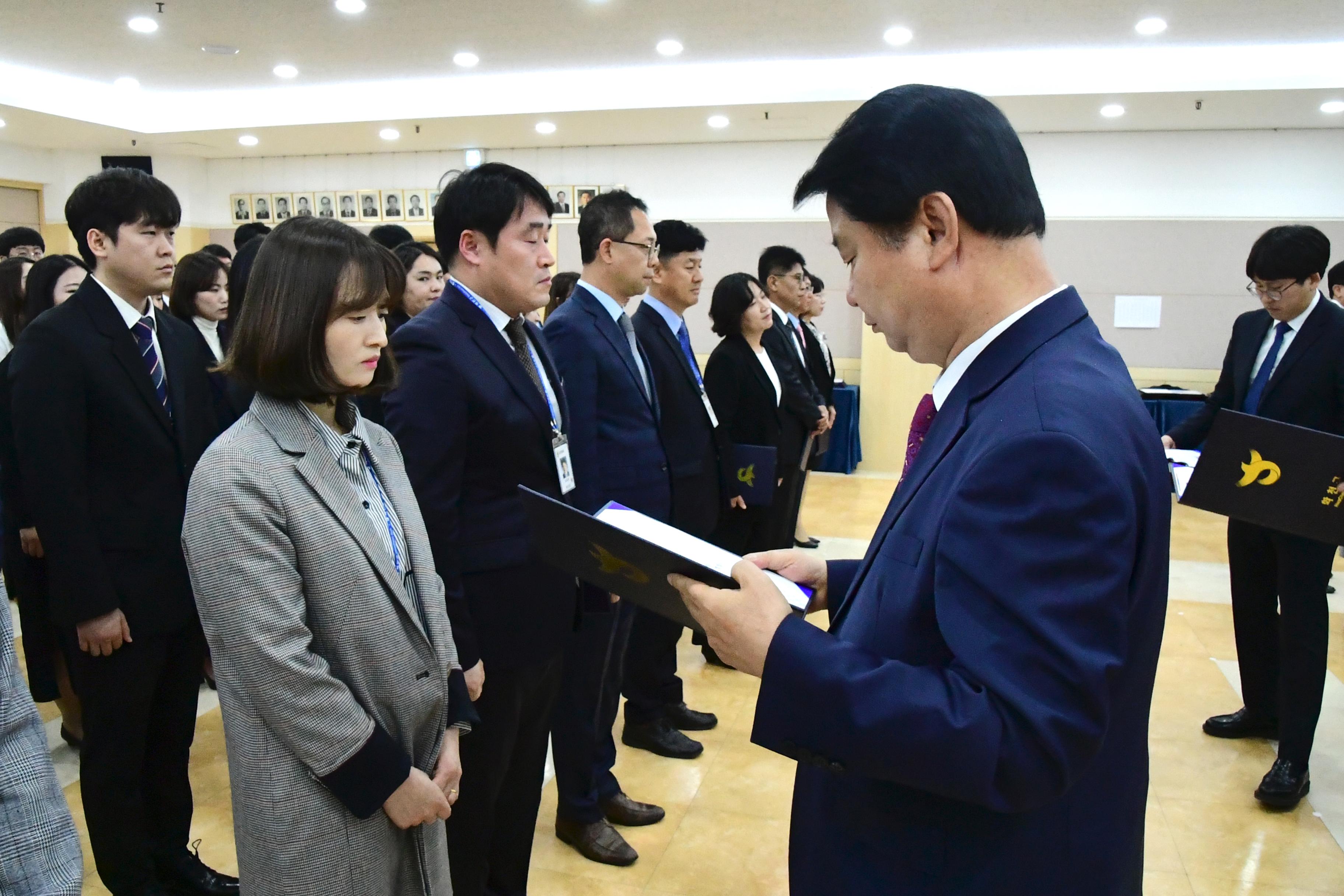 2020 화천군 인사발령자 임용장 수여식 의 사진