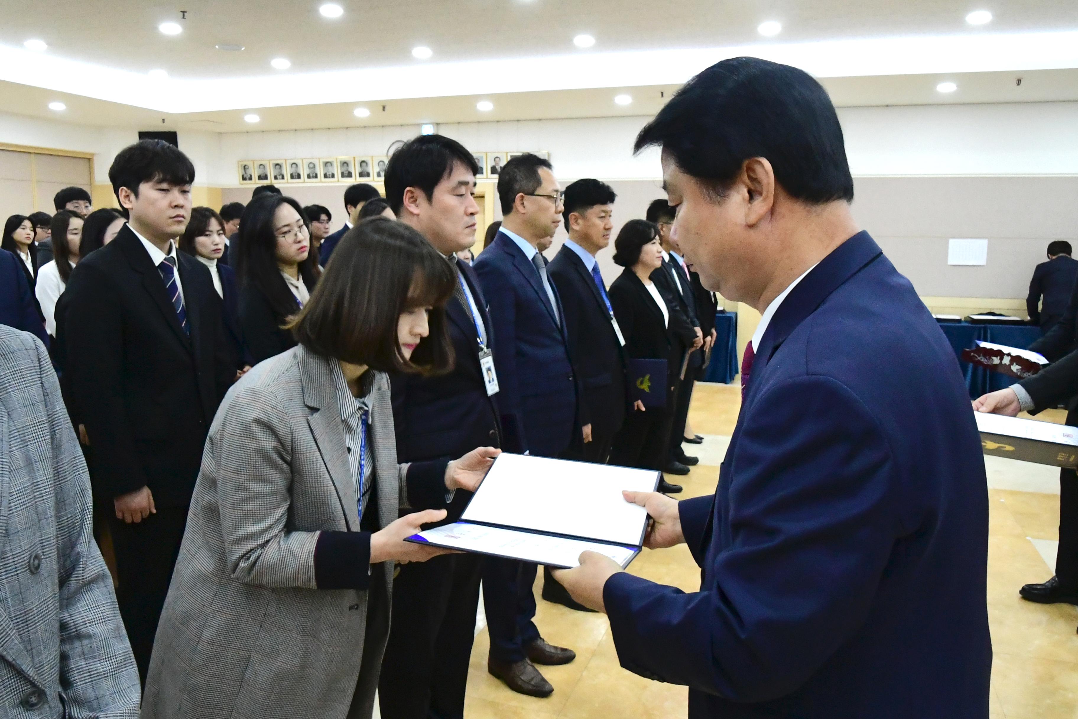 2020 화천군 인사발령자 임용장 수여식 의 사진