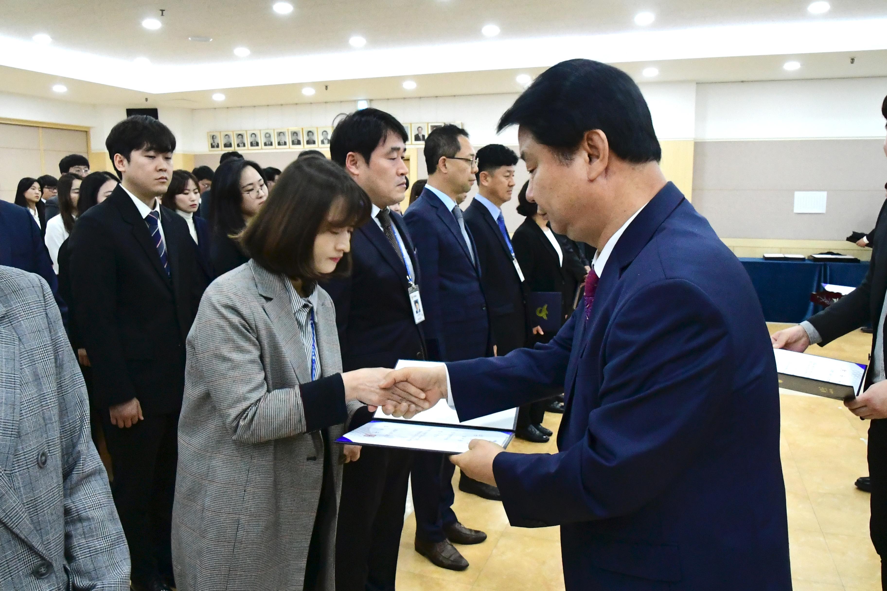 2020 화천군 인사발령자 임용장 수여식 의 사진