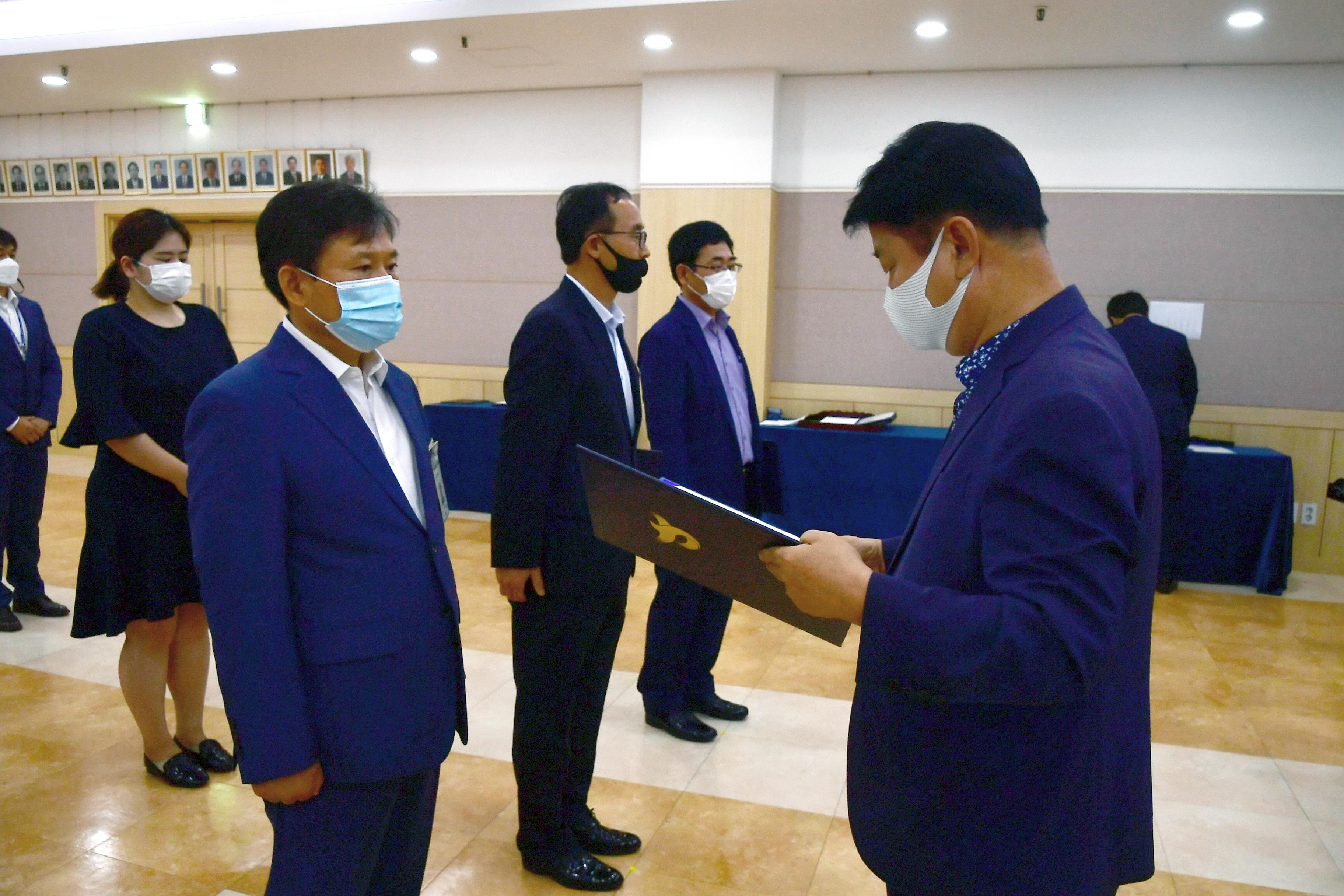 2020 화천군 인사발령자 임용장 수여식 의 사진