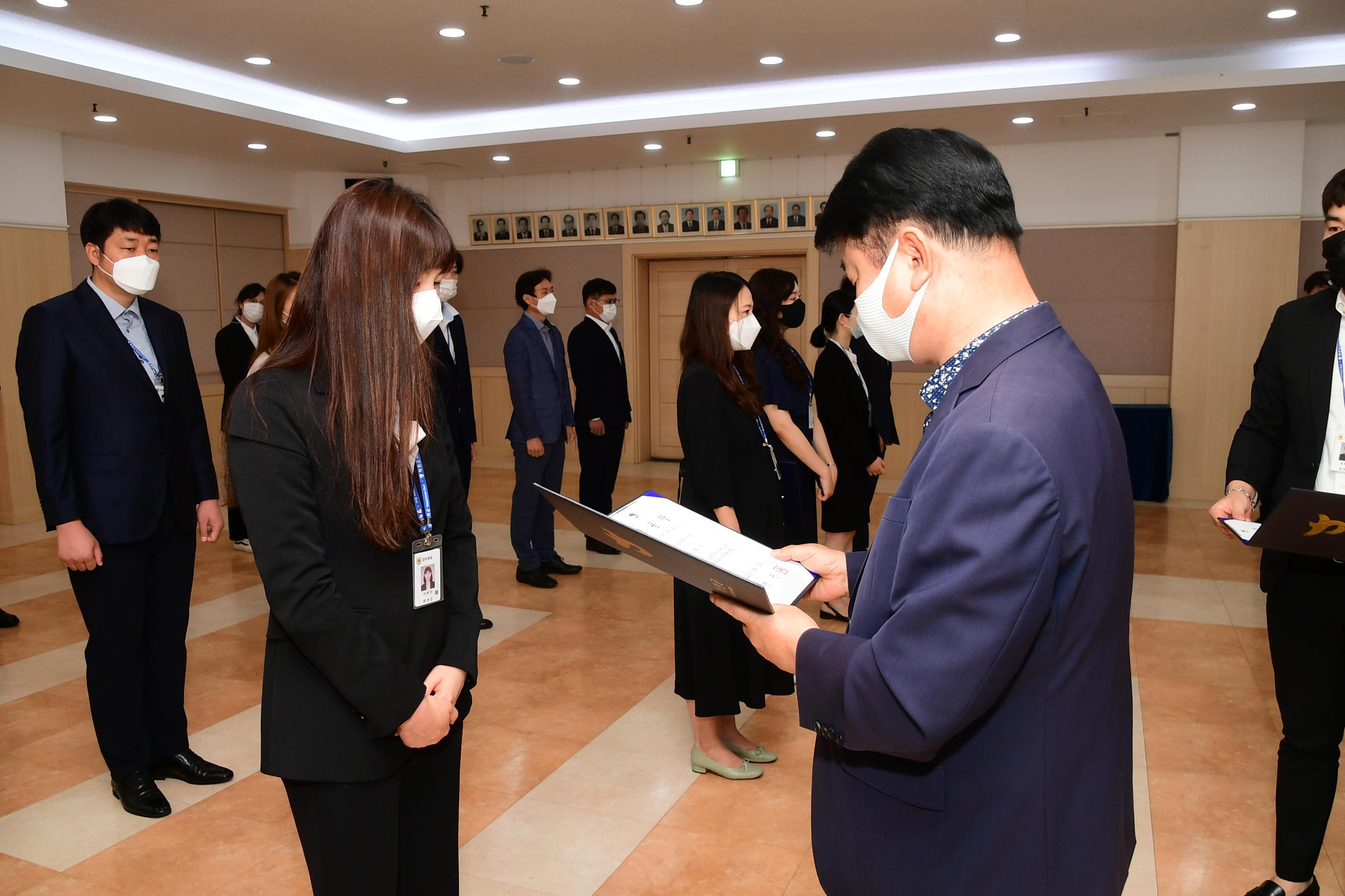 2020 화천군 인사발령자 임용장 수여식 의 사진