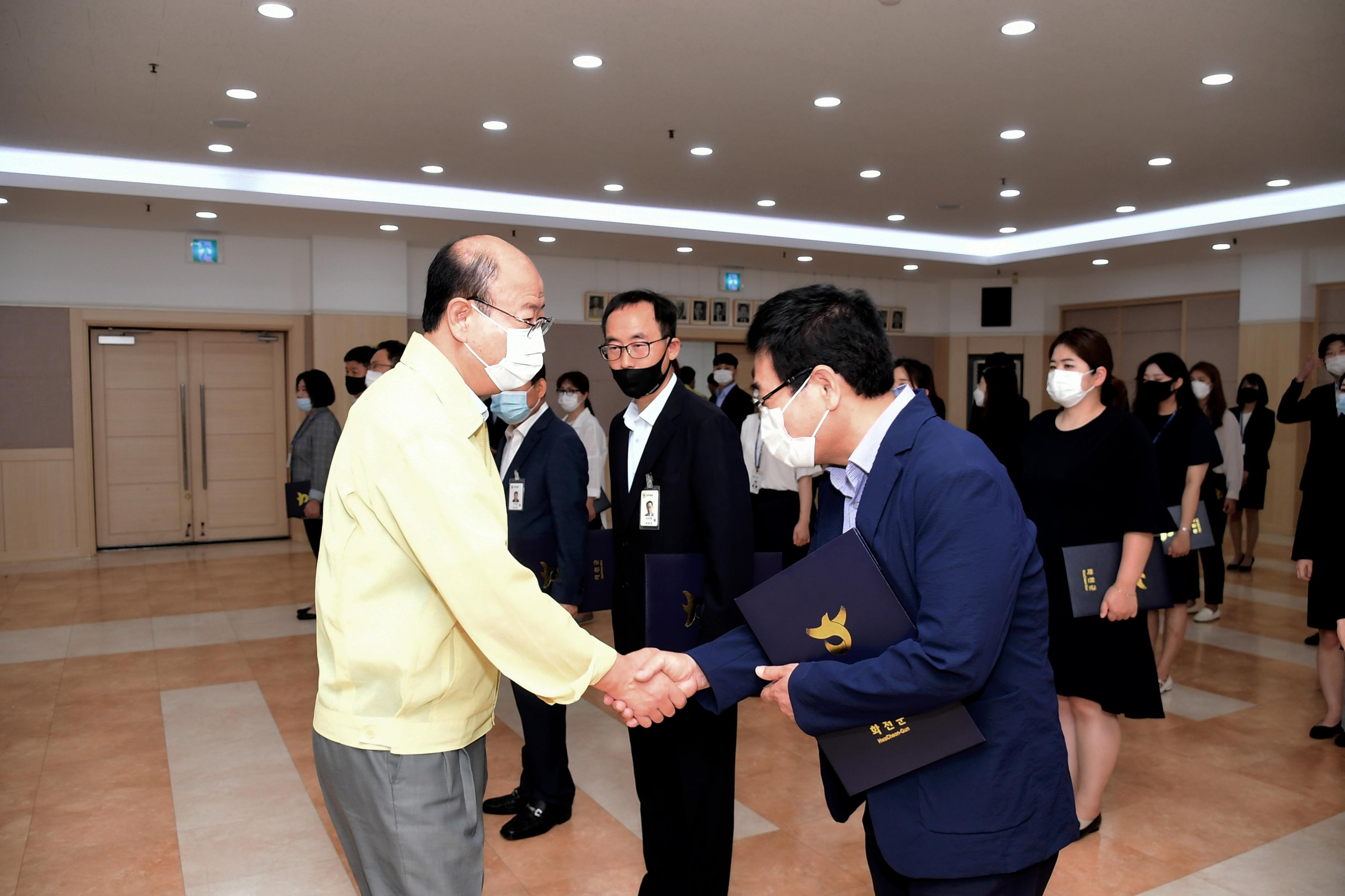 2020 화천군 인사발령자 임용장 수여식 의 사진