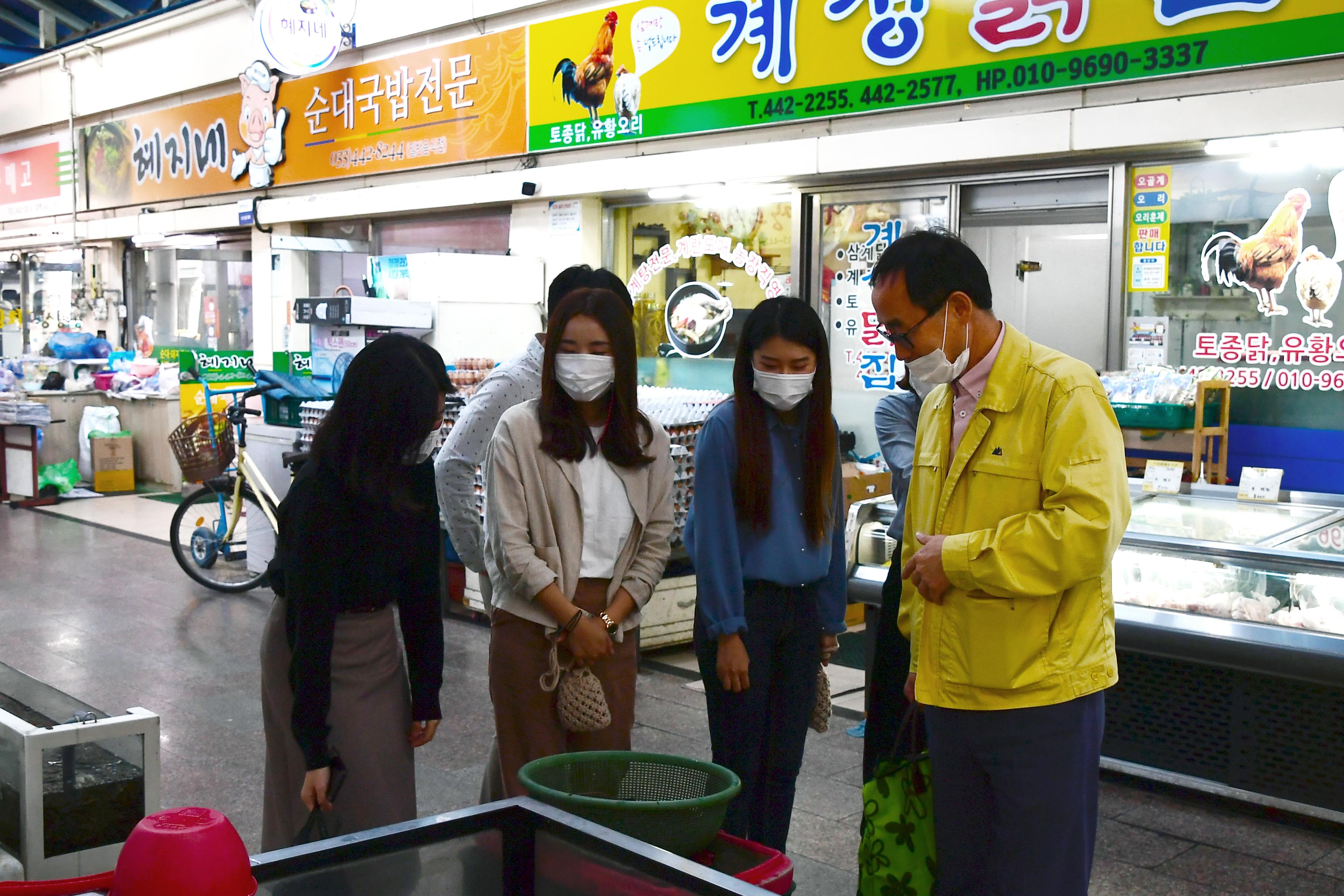 2020 코로나19 극복 화천 전통시장 장보기 의 사진