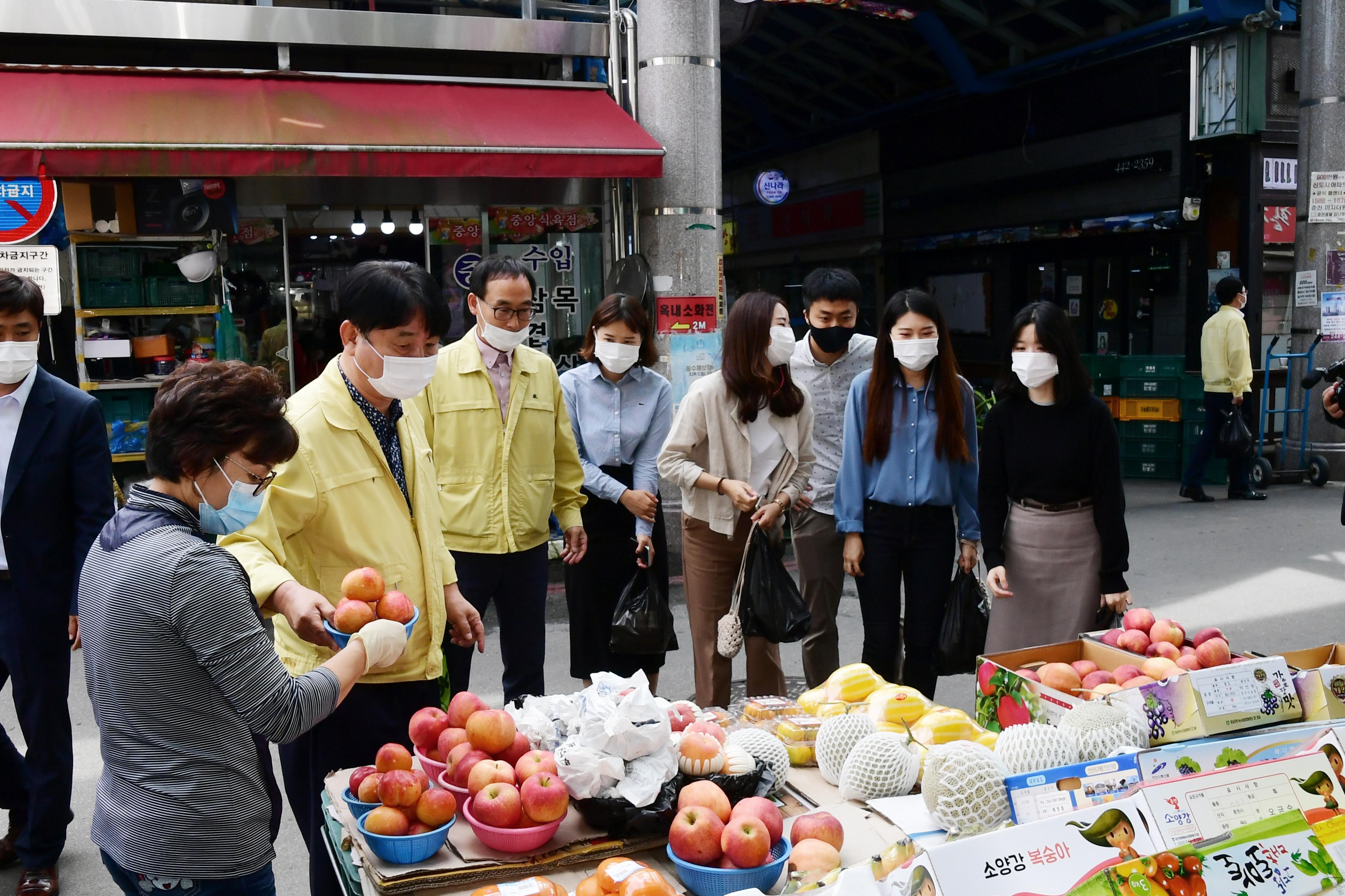 2020 코로나19 극복 화천 전통시장 장보기 의 사진