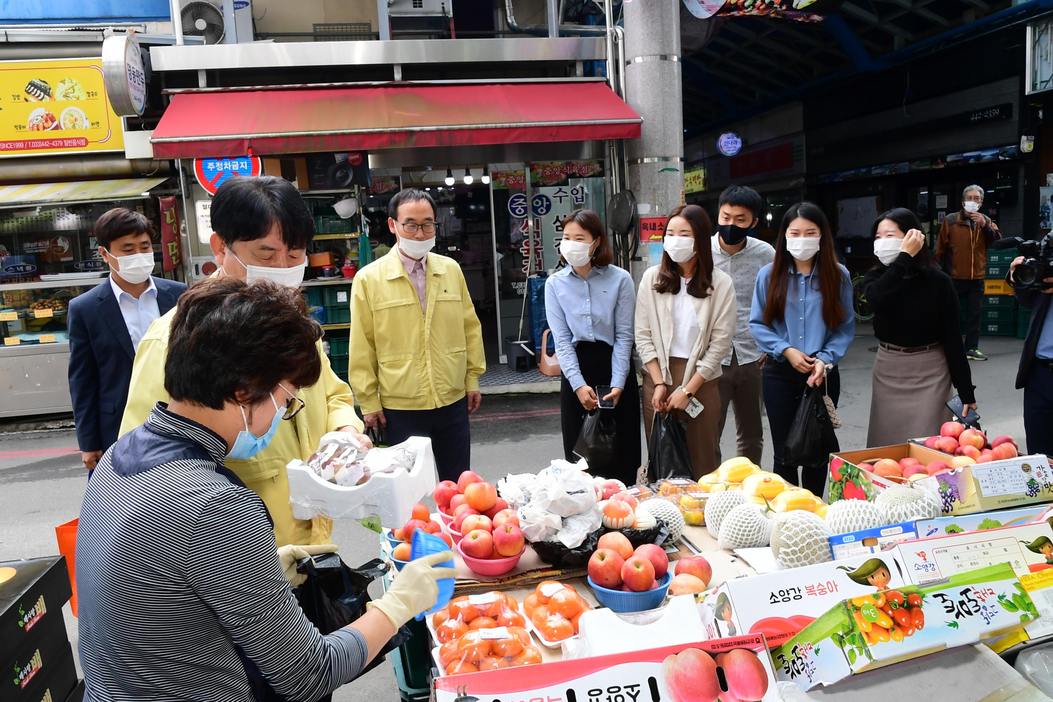 2020 코로나19 극복 화천 전통시장 장보기 의 사진