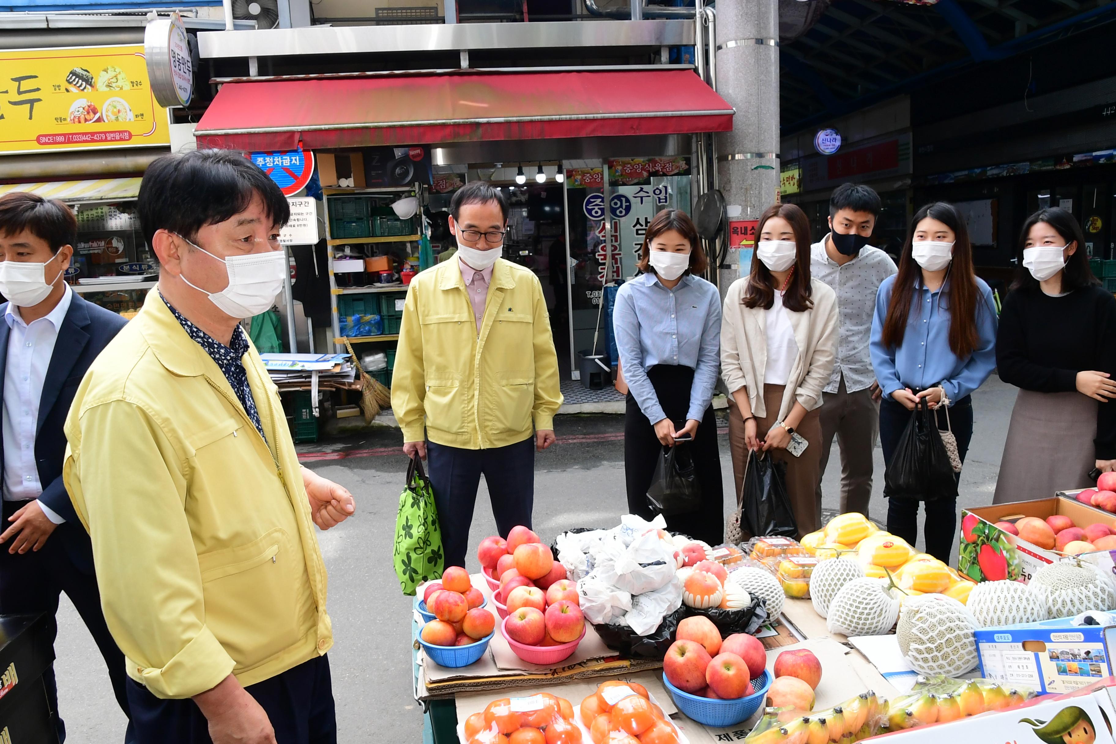 2020 코로나19 극복 화천 전통시장 장보기 의 사진