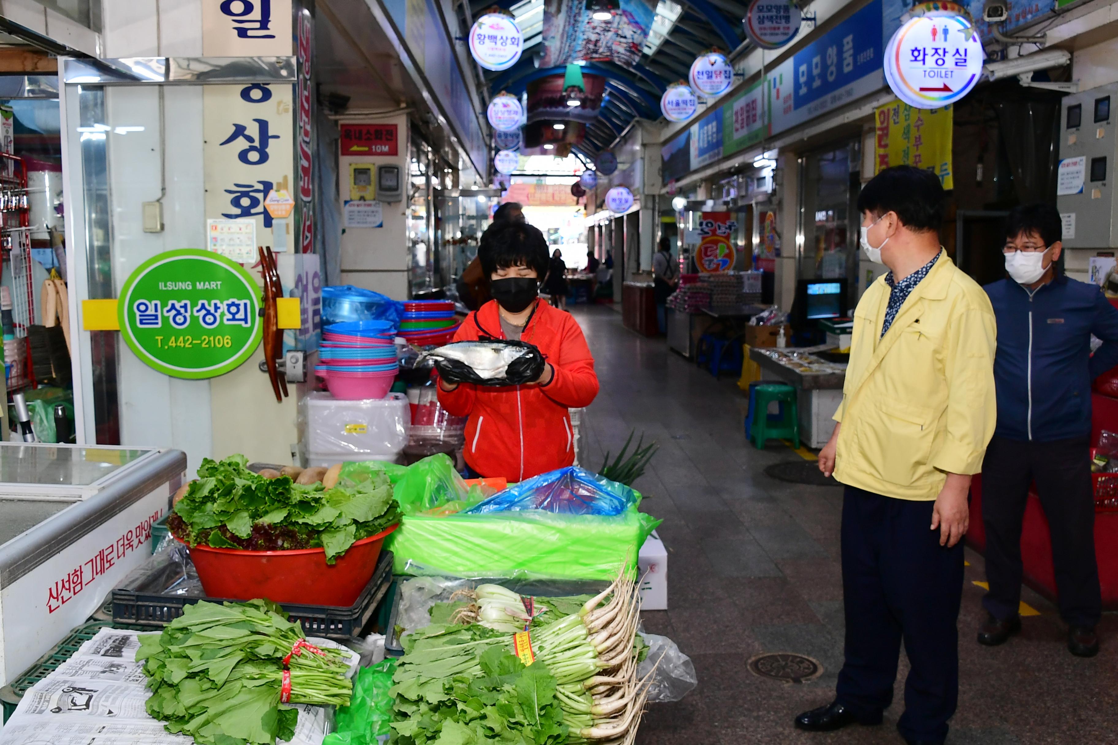 2020 코로나19 극복 화천 전통시장 장보기 의 사진