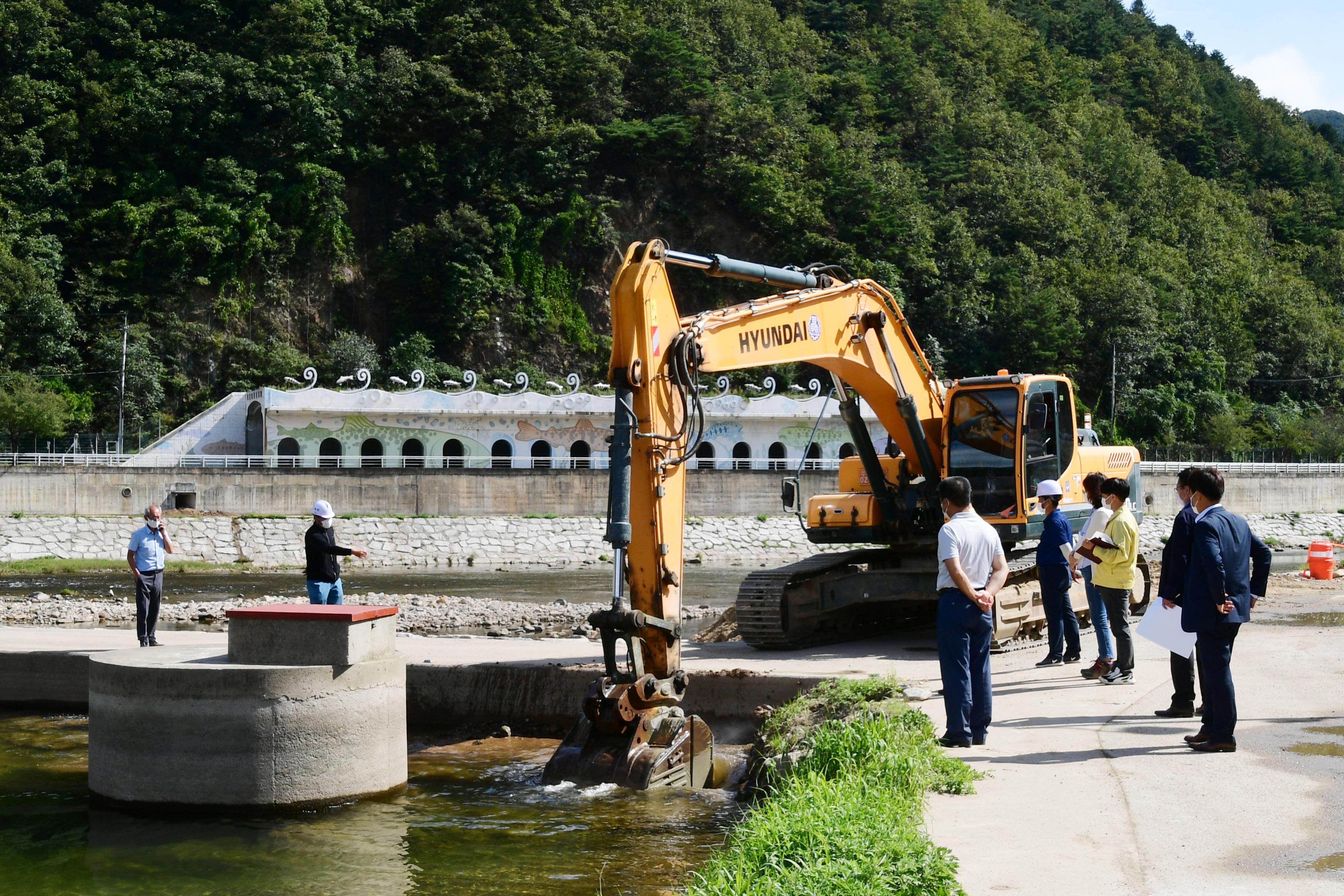 2020 화천산천어축제 관련 화천천 여수로 공사계획 현장 점검 의 사진