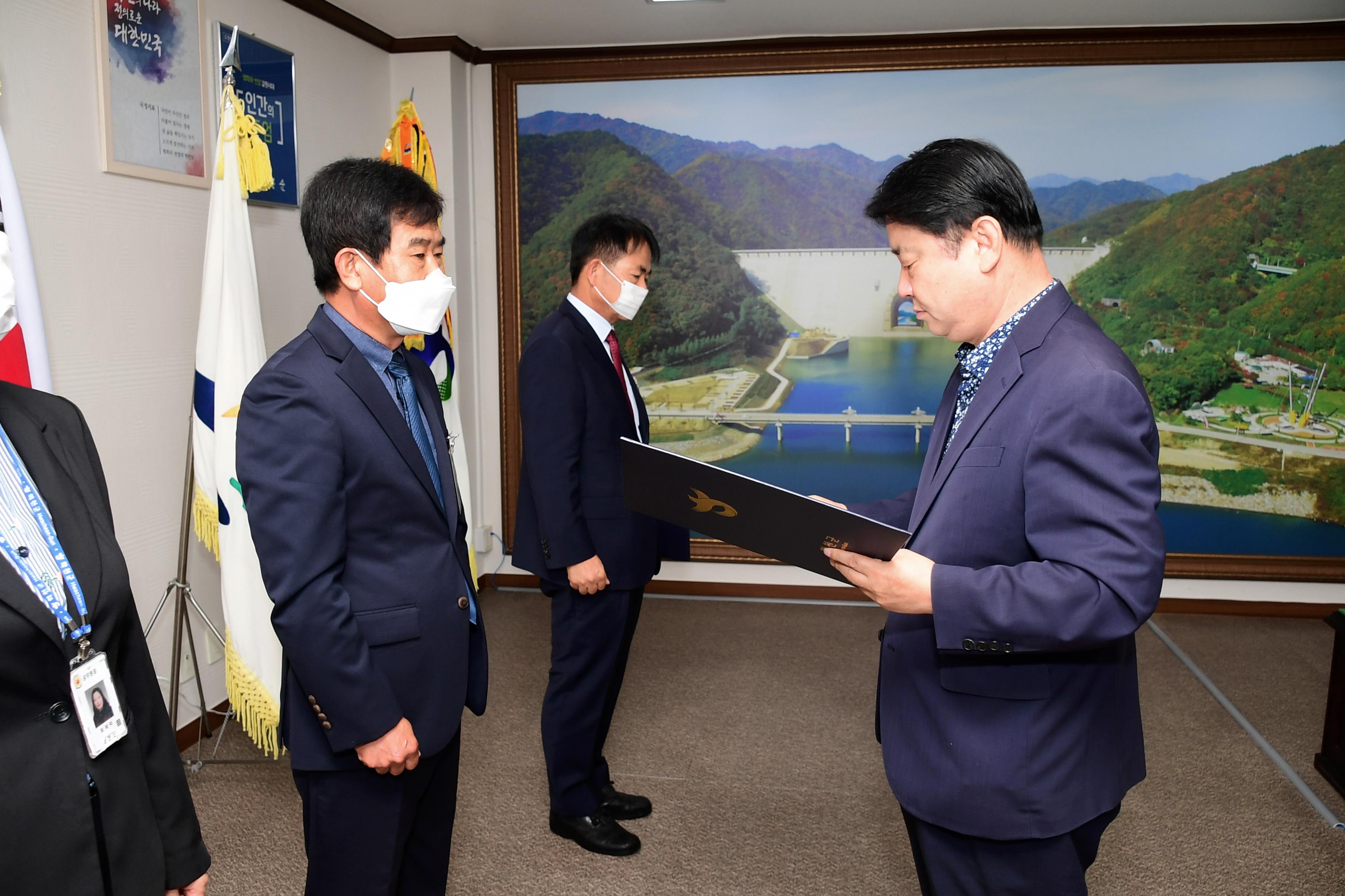 2020 화천군 인사발령자 임용장 수여식 의 사진