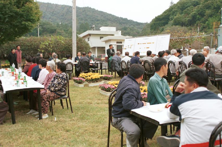 위생처리장 주민과 대화 사진