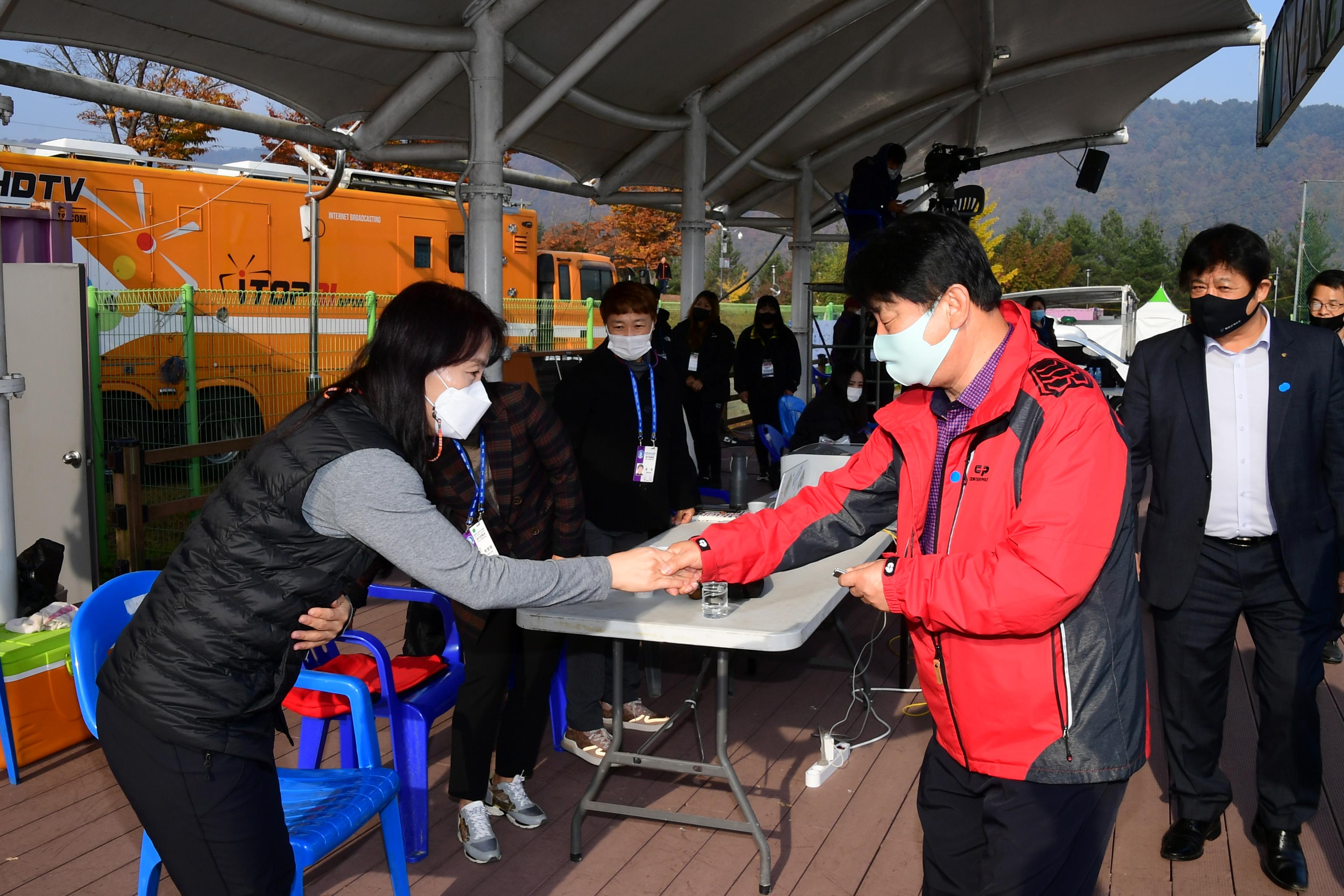 2020 춘계 한국여자축구연맹전 선수단 격려 의 사진