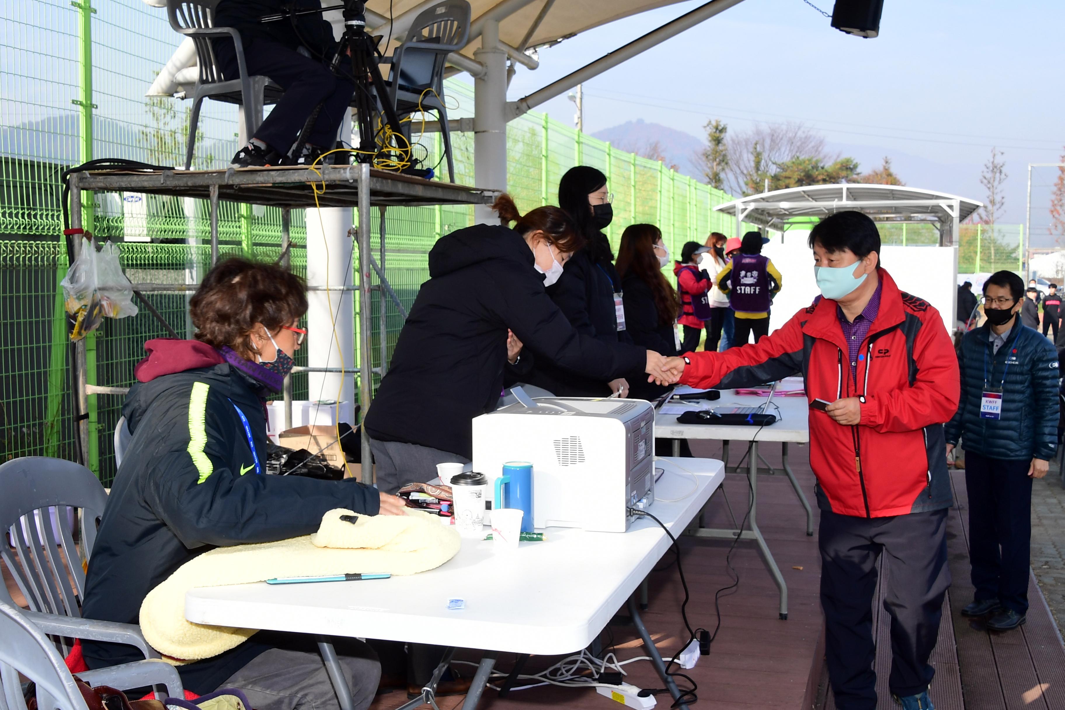 2020 춘계 한국여자축구연맹전 선수단 격려 의 사진