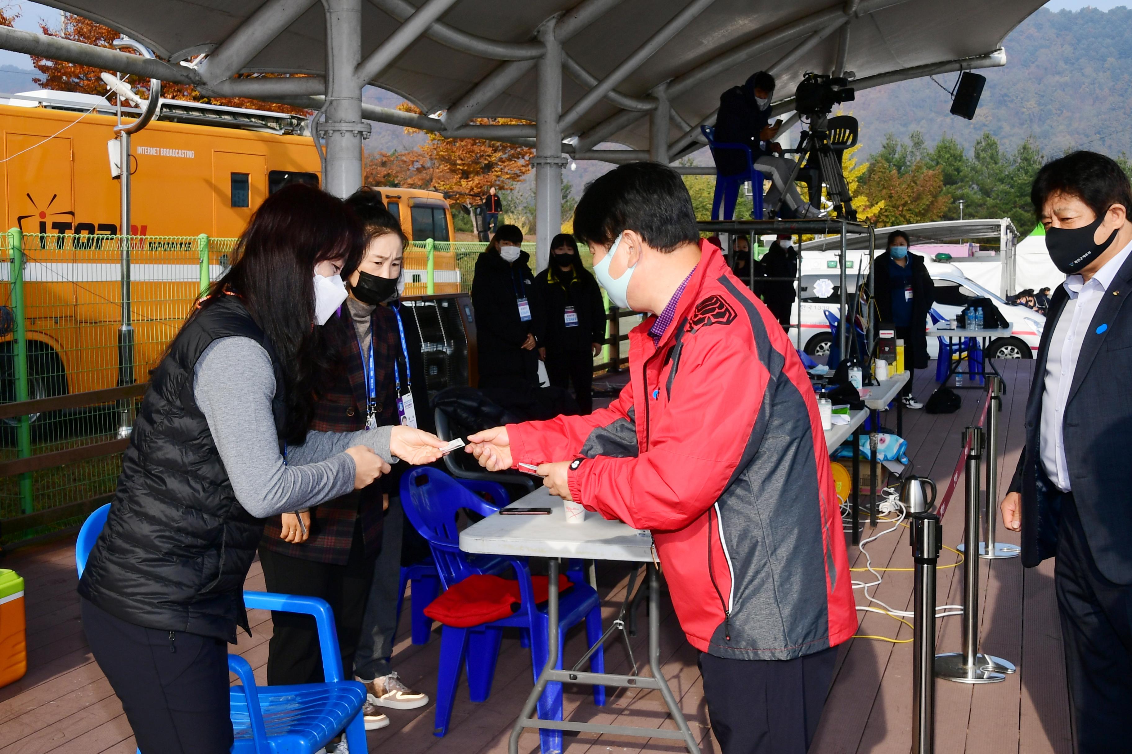 2020 춘계 한국여자축구연맹전 선수단 격려 의 사진