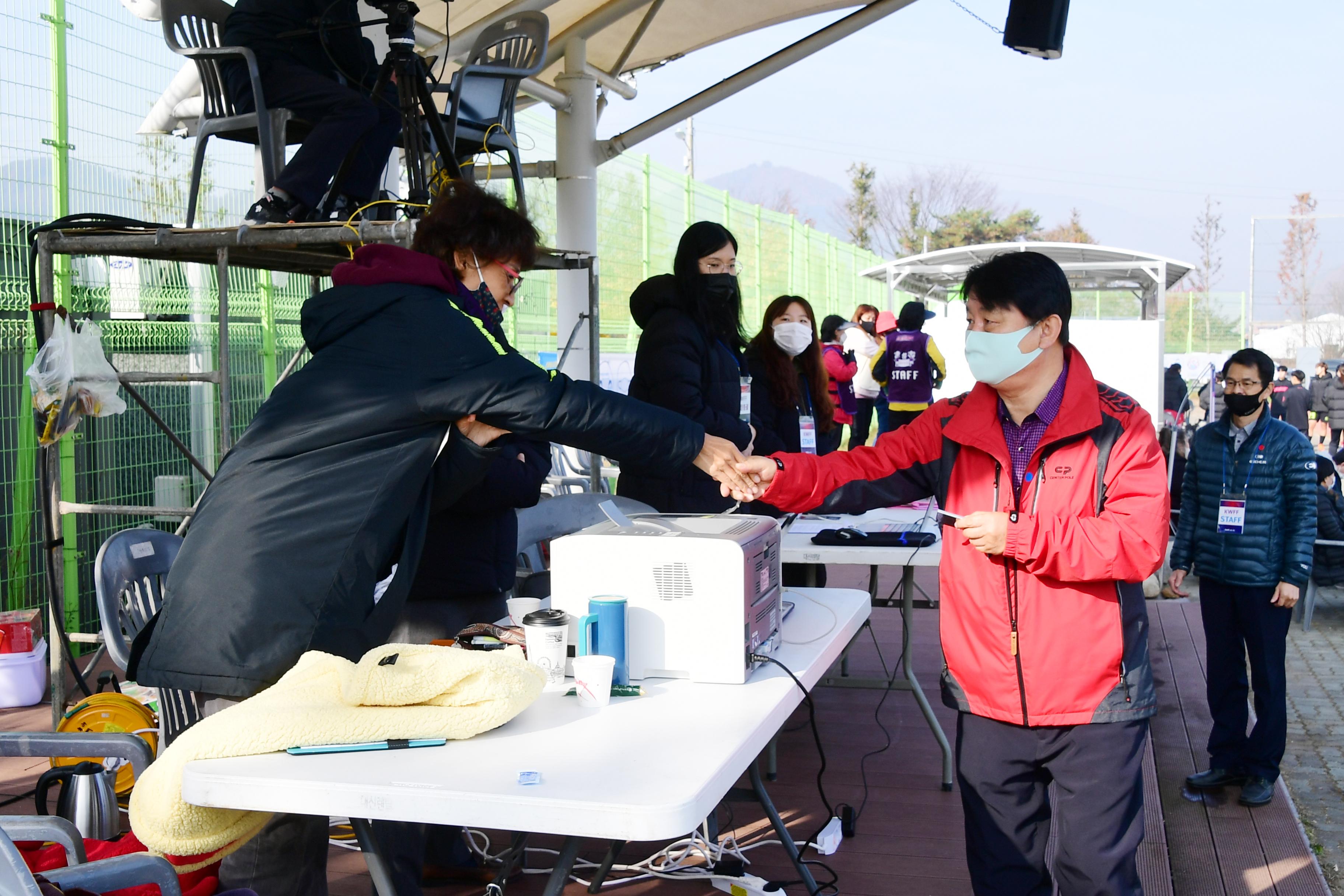 2020 춘계 한국여자축구연맹전 선수단 격려 의 사진